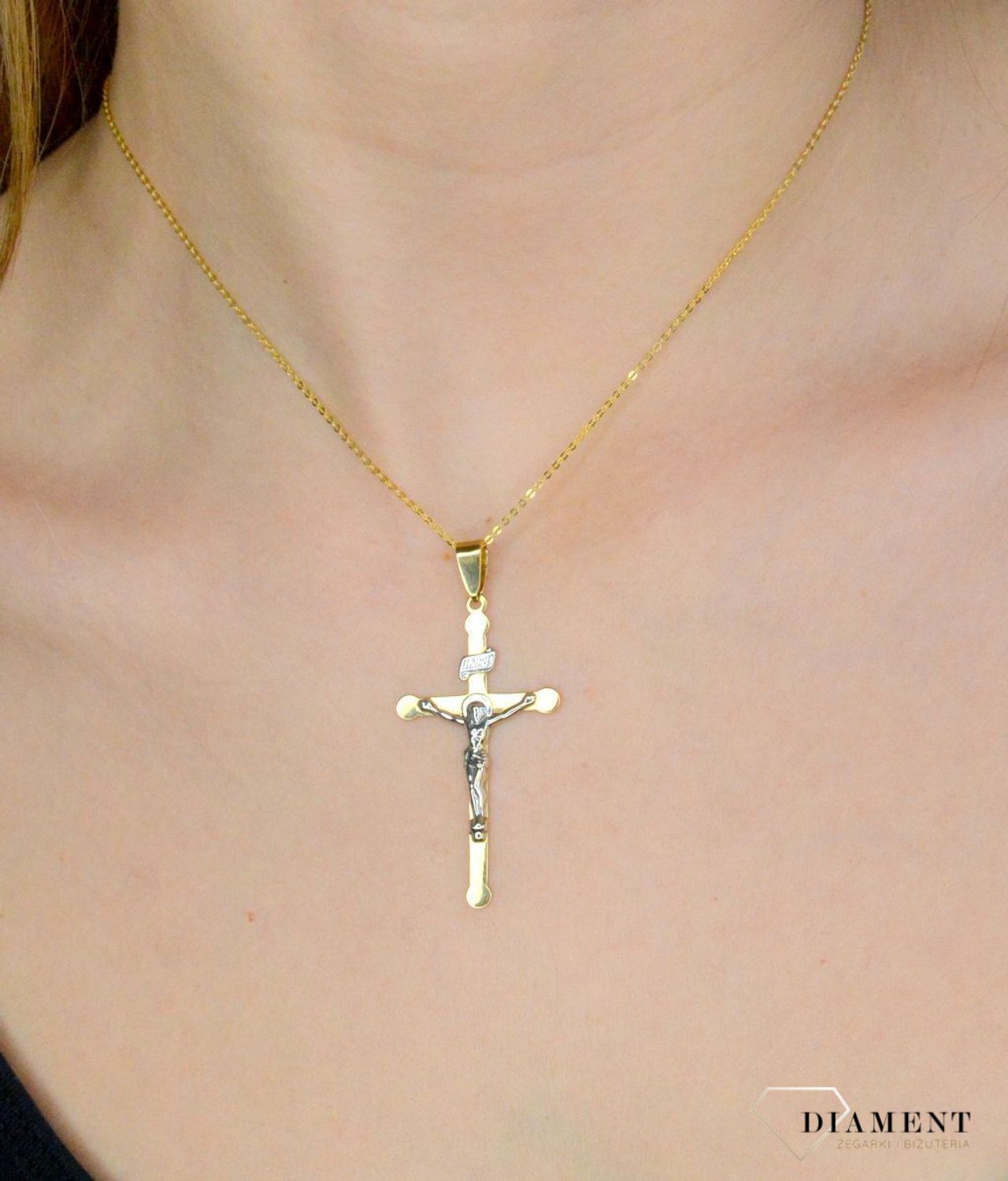 Złota zawieszka krzyżyk 333 z wizerunkiem Jezusa DIA-ZAW-9140-333. Piękna zawieszka krzyżyk wykonana z żółtego złota, wysokiej próby 333. Powierzchnia krzyża jest gładka, z wizerunkiem Jezusa co daje bardzo ładny, ciekawy efek.jpg