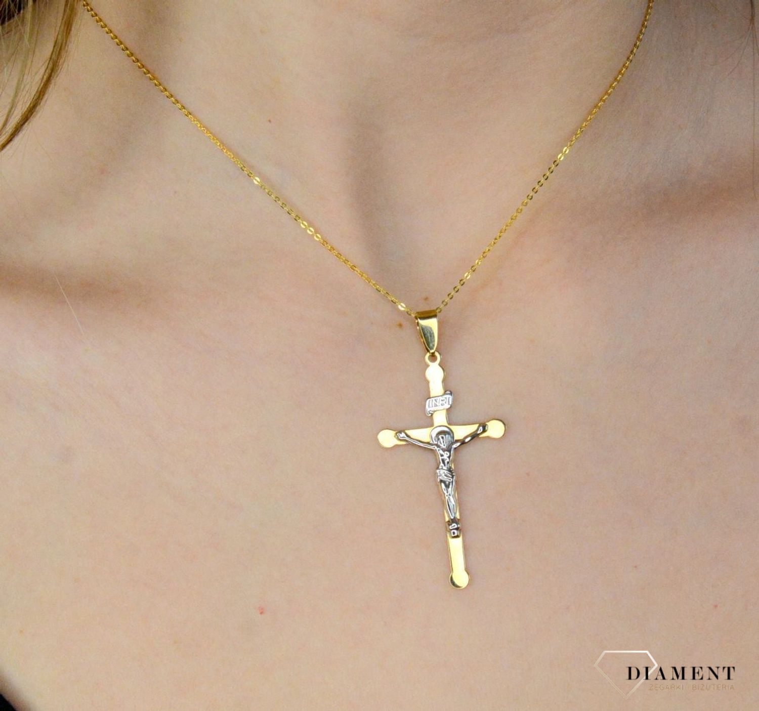 Złota zawieszka krzyżyk 333 z wizerunkiem Jezusa DIA-ZAW-9140-333. Piękna zawieszka krzyżyk wykonana z żółtego złota, wysokiej próby 333. Powierzchnia krzyża jest gładka, z wizerunkiem Jezusa co daje bardzo ładny, ciekawy efek.jpg