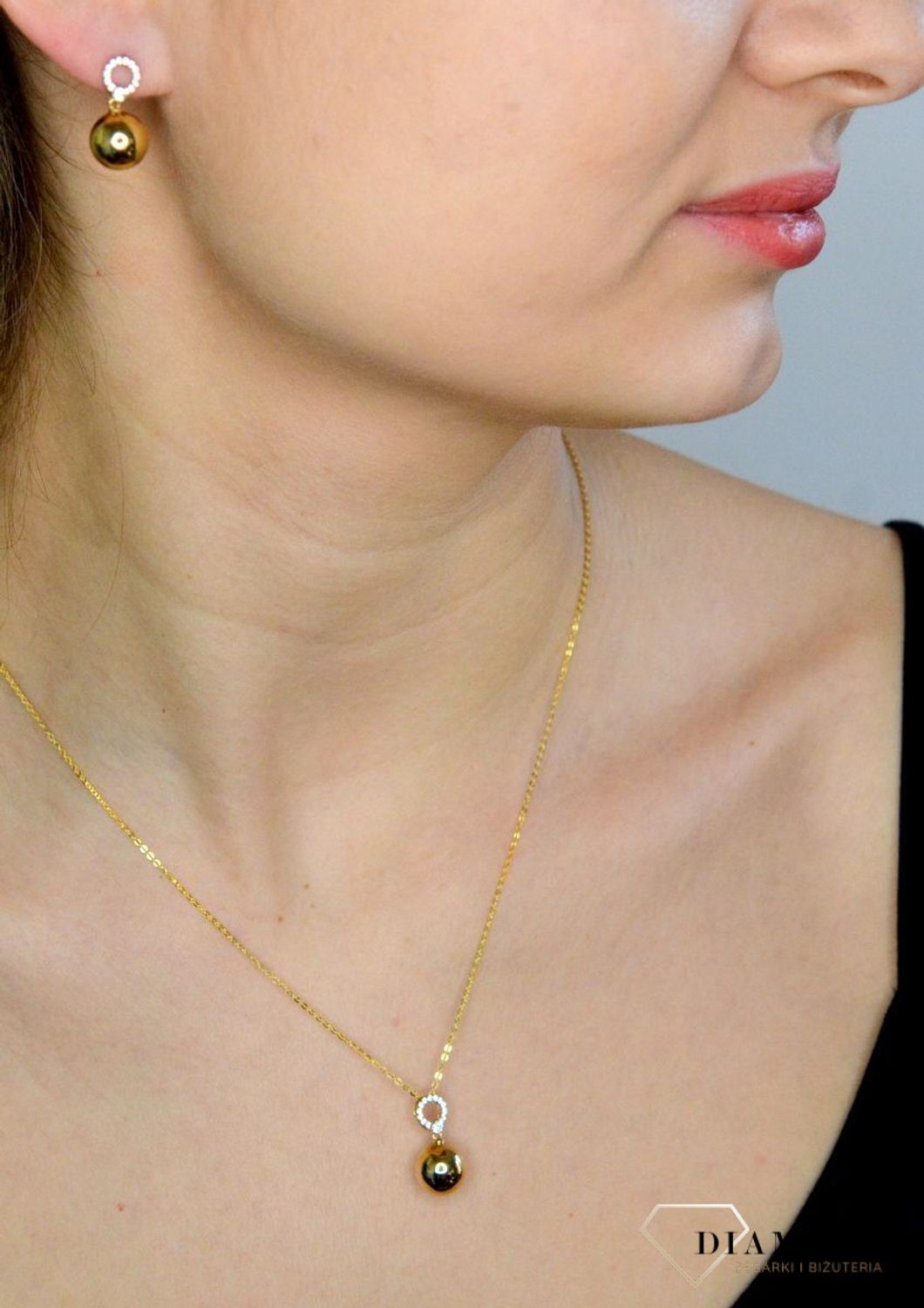 Złota zawieszka 333 kulka z cyrkoniami DIA-ZAW-9143-333. Piękny, złoty wisiorek o ciekawym i modnym wzorze kulki z ozdobnymi cyrkoniami wykonana z żółtego 8-karatowego złota z wysokiej próby 333. Złota zawieszka na prezent (.jpg