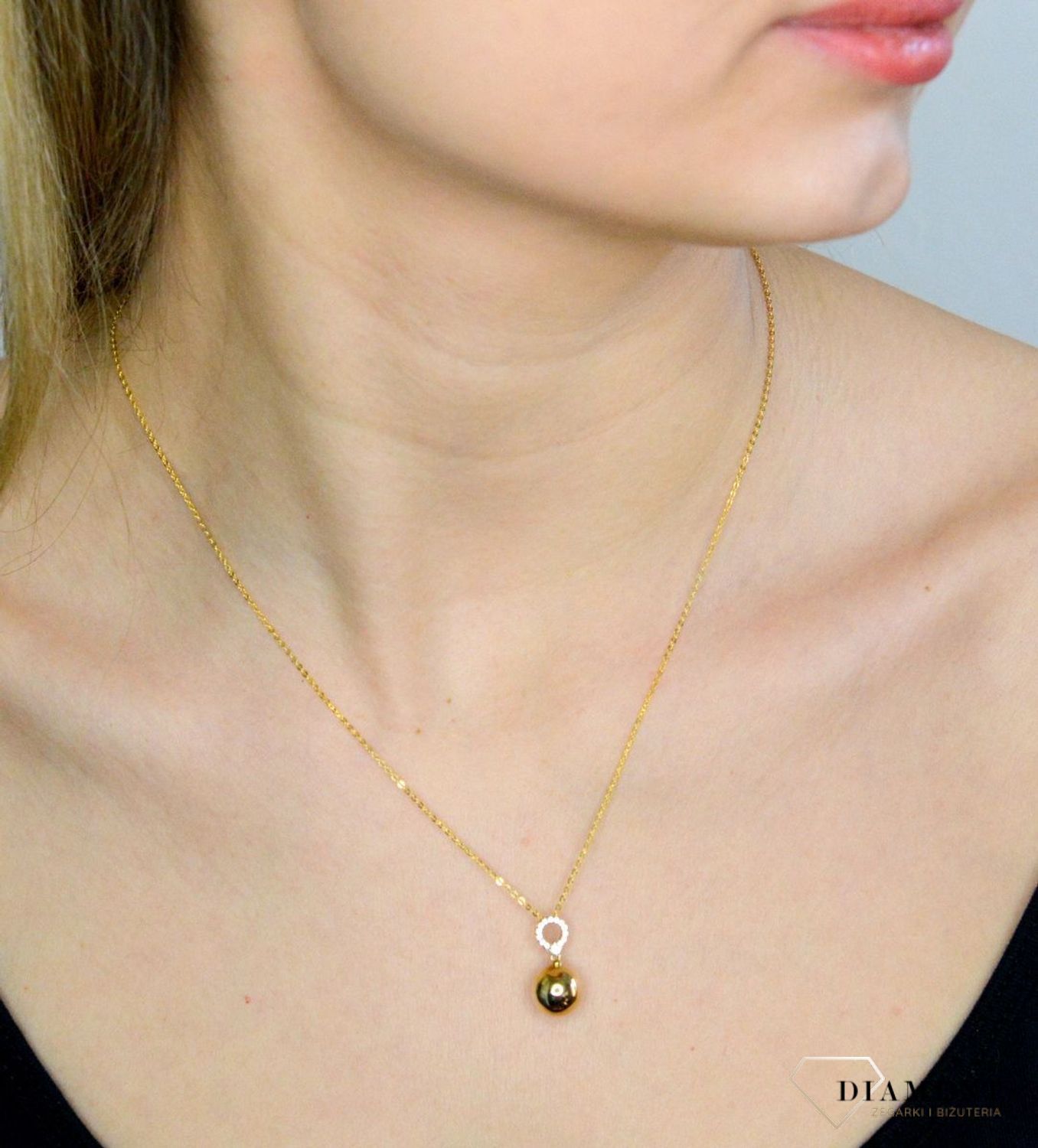 Złota zawieszka 333 kulka z cyrkoniami DIA-ZAW-9143-333. Piękny, złoty wisiorek o ciekawym i modnym wzorze kulki z ozdobnymi cyrkoniami wykonana z żółtego 8-karatowego złota z wysokiej próby 333. Złota zawieszka na prezent (.jpg