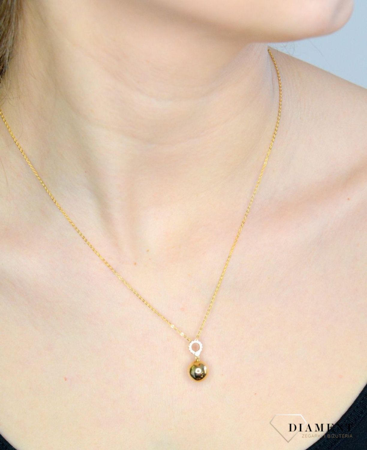 Złota zawieszka 333 kulka z cyrkoniami DIA-ZAW-9143-333. Piękny, złoty wisiorek o ciekawym i modnym wzorze kulki z ozdobnymi cyrkoniami wykonana z żółtego 8-karatowego złota z wysokiej próby 333. Złota zawieszka na prezent (.jpg