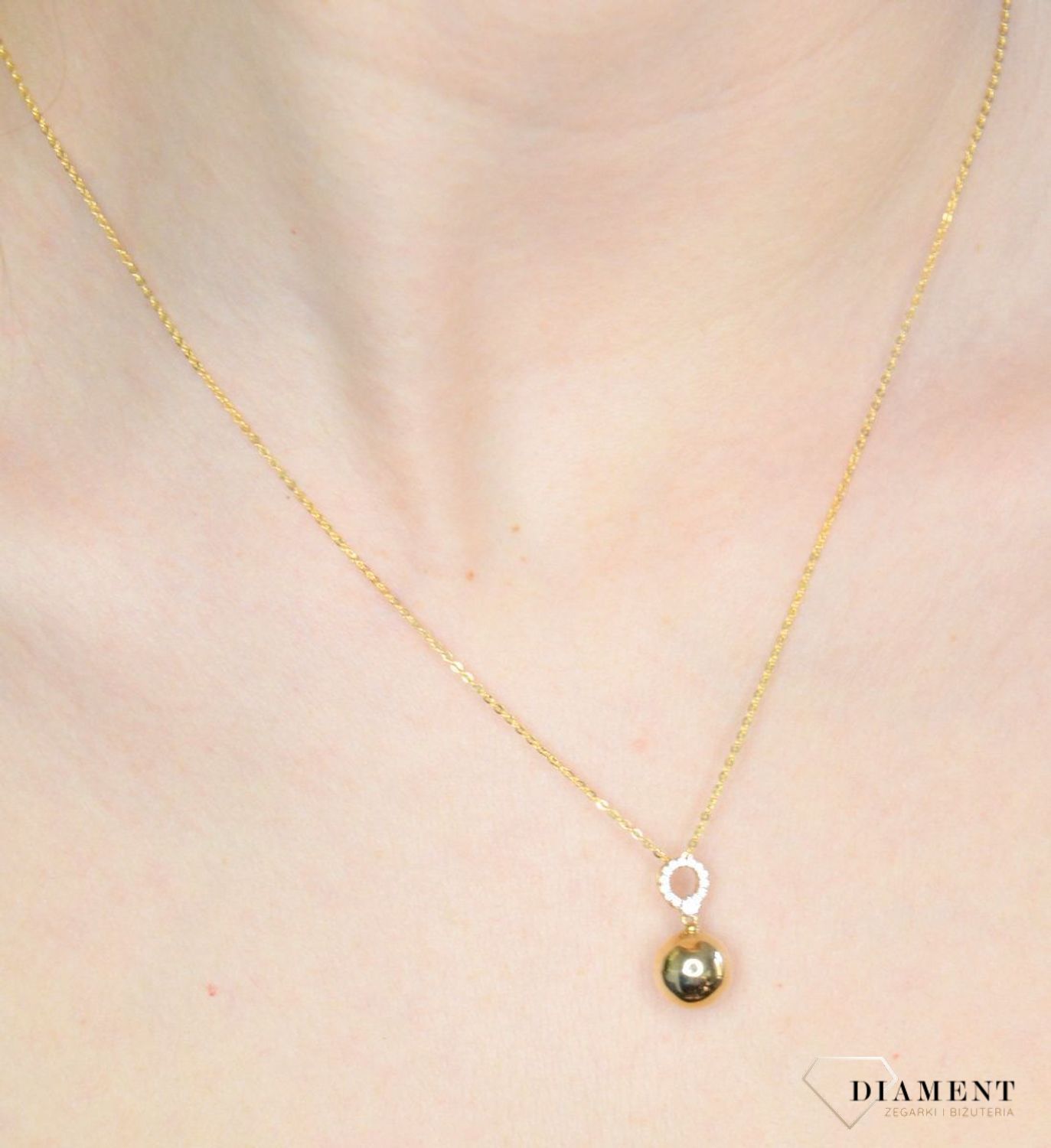 Złota zawieszka 333 kulka z cyrkoniami DIA-ZAW-9143-333. Piękny, złoty wisiorek o ciekawym i modnym wzorze kulki z ozdobnymi cyrkoniami wykonana z żółtego 8-karatowego złota z wysokiej próby 333. Złota zawieszka na prezent (.jpg
