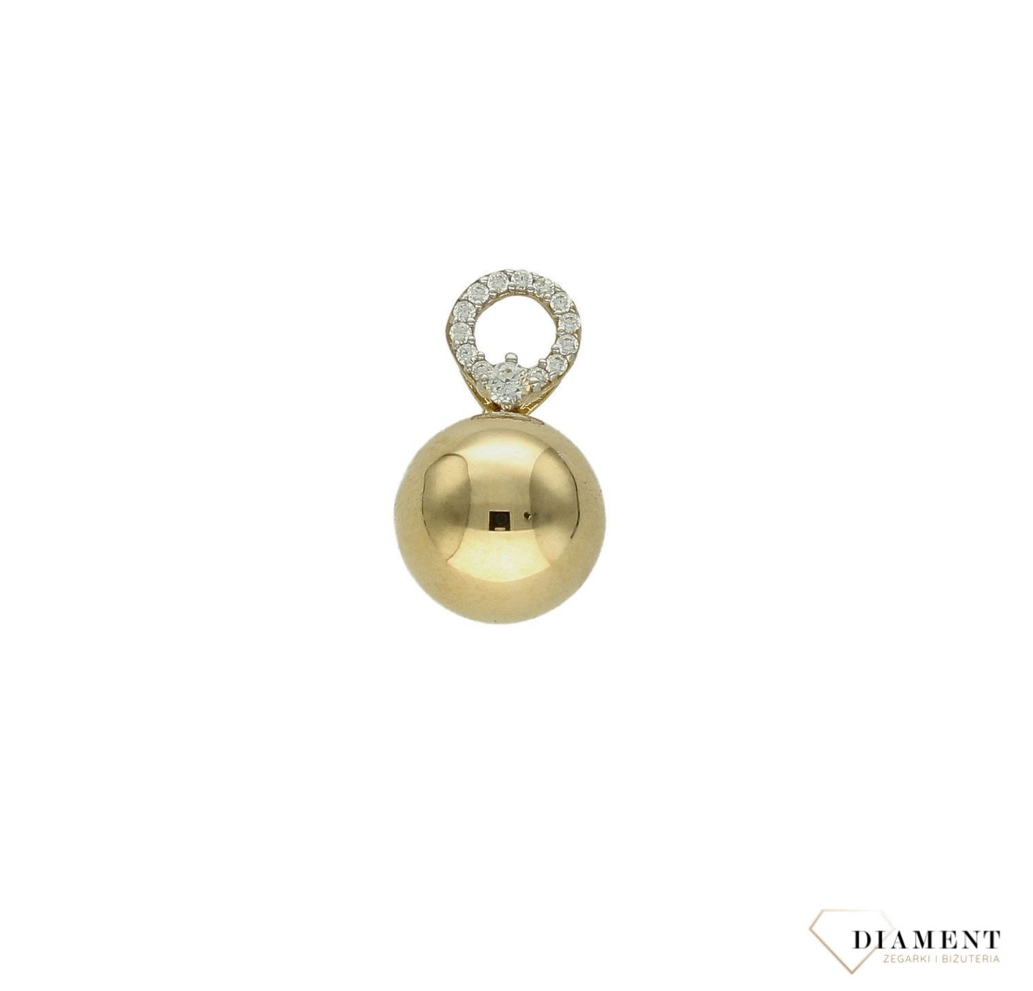 Złota zawieszka 333 kulka z cyrkoniami DIA-ZAW-9143-333. Piękny, złoty wisiorek o ciekawym i modnym wzorze kulki z ozdobnymi cyrkoniami wykonana z żółtego 8-karatowego złota z wysokiej próby 333. Złota zawieszka na prezent (.jpg