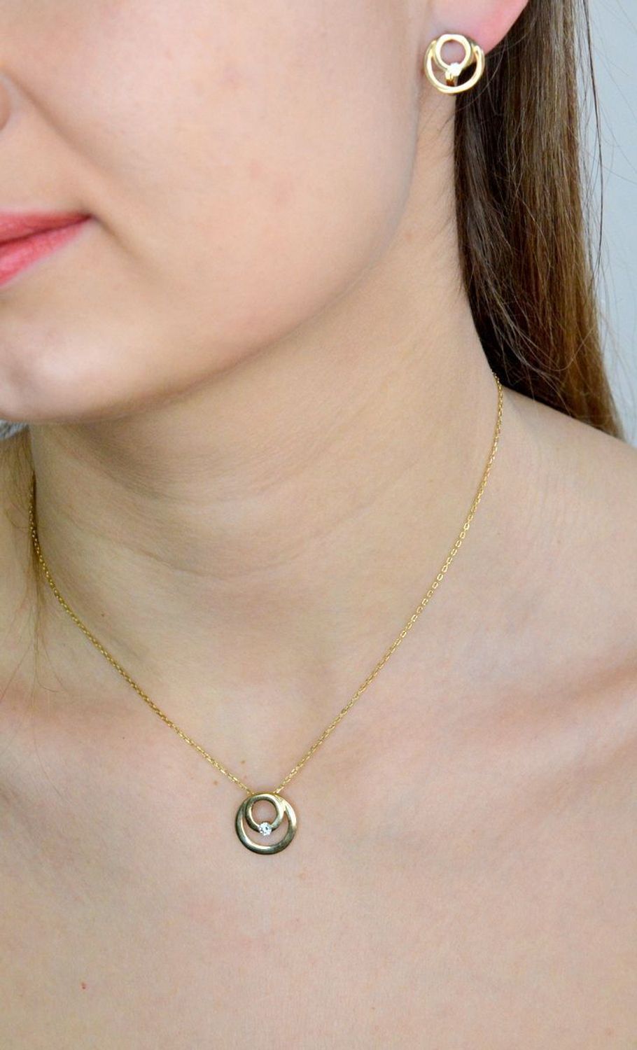 Złota zawieszka 333 kółeczko z cyrkonią DIA-ZAW-9145-333. Piękny, złoty wisiorek o ciekawym i modnym wzorze kółeczka wykonana z żółtego 8-karatowego złota z wysokiej próby 333. Idealna zawieszka na prezent..jpg