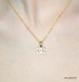 Złota zawieszka 585 o wzorze chanel z cyrkoniami DIA-ZAW-9146-585. Piękny, złoty wisiorek o ciekawym i modnym wzorze chanel  (1).JPG