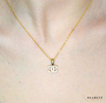 Złota zawieszka 585 o wzorze chanel z cyrkoniami DIA-ZAW-9146-585. Piękny, złoty wisiorek o ciekawym i modnym wzorze chanel  (2).JPG