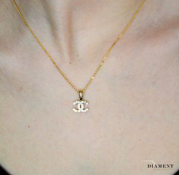 Złota zawieszka 585 o wzorze chanel z cyrkoniami DIA-ZAW-9146-585. Piękny, złoty wisiorek o ciekawym i modnym wzorze chanel  (4).JPG