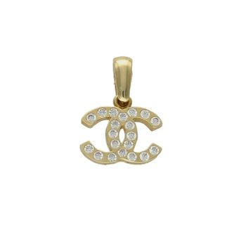 Złota zawieszka 585 o wzorze chanel z cyrkoniami DIA-ZAW-9146-585. Piękny, złoty wisiorek o ciekawym i modnym wzorze chanel misia wykonana z żółtego 14-karatowego złota z wysokiej próby 585. Ta zawieszka będzie idealną ozdobą.jpg