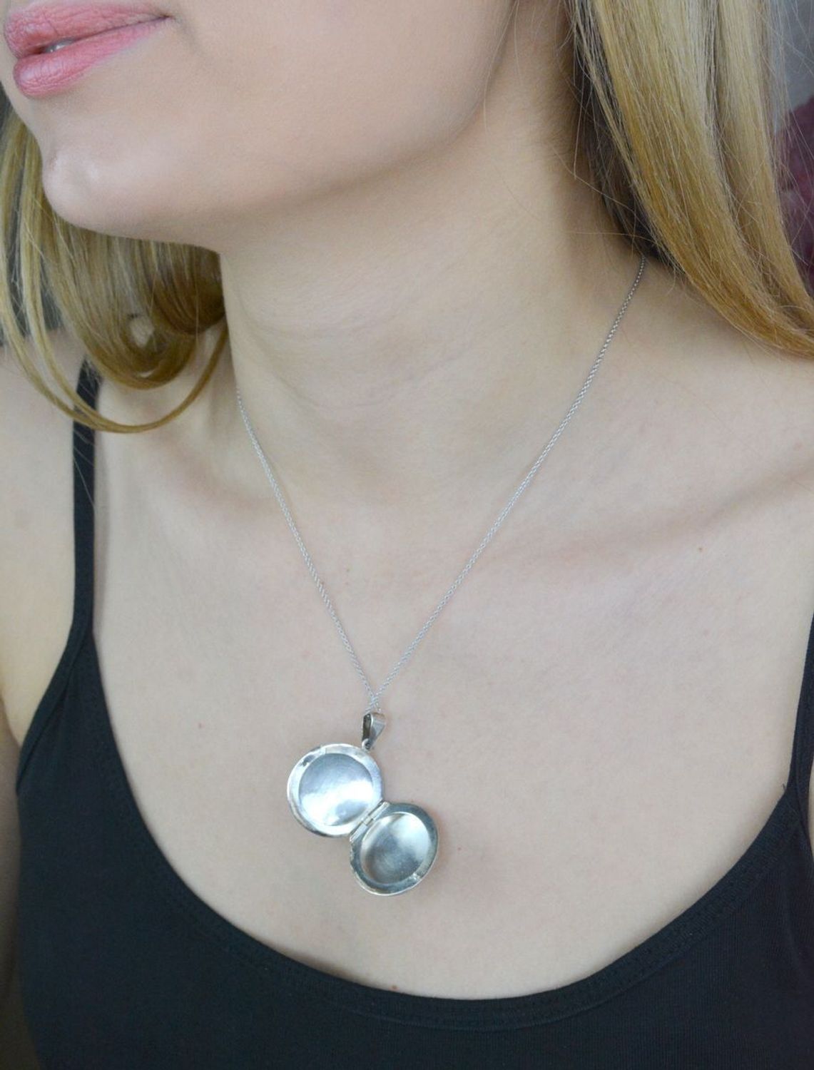 Zawieszka srebrna okrągłe Puzderko ''Kochanej mamie'' Prezent dla Dzień Mamy DIA-ZAW-9362-MAMA-925.jpg