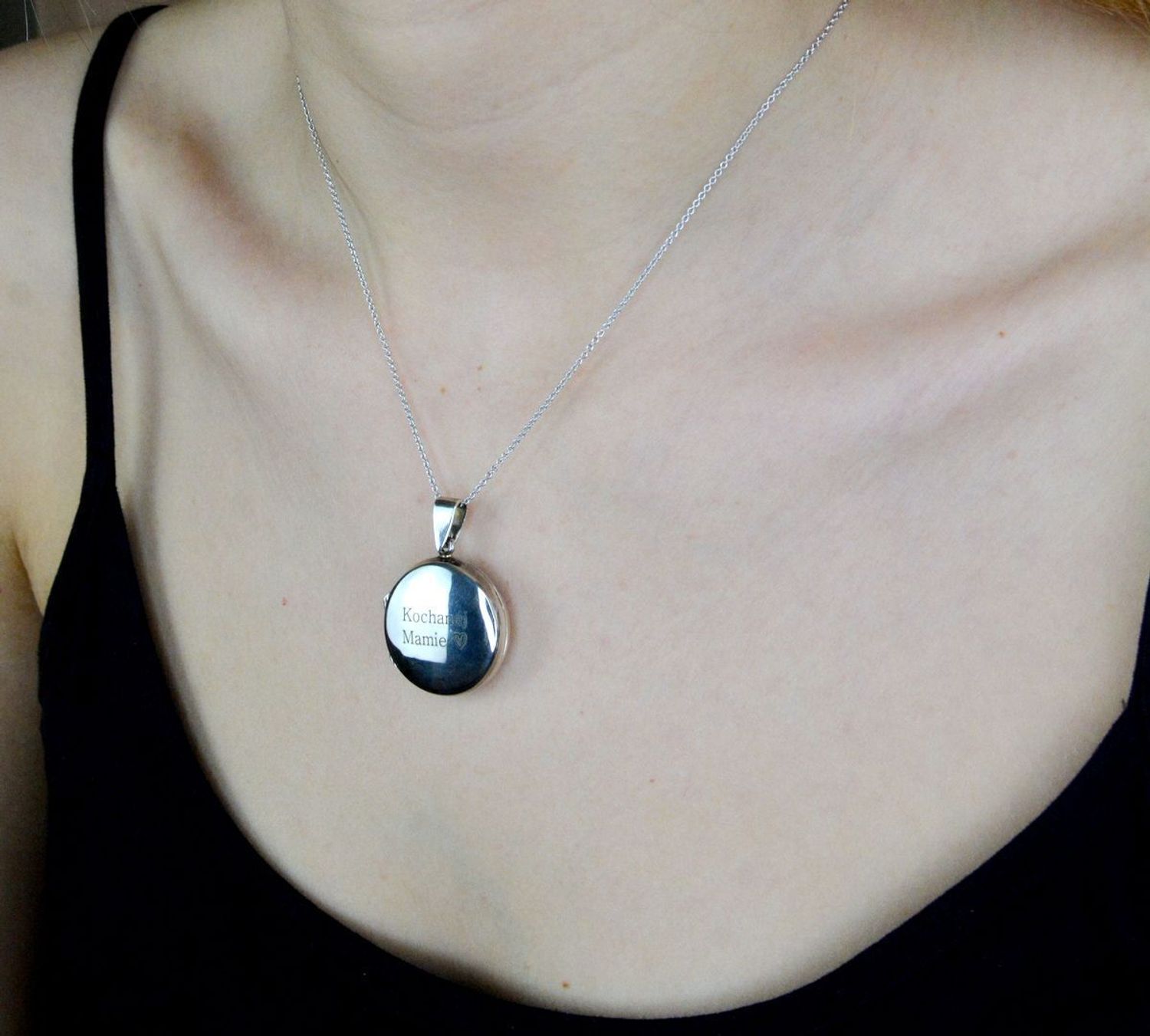 Zawieszka srebrna okrągłe Puzderko ''Kochanej mamie'' Prezent dla Dzień Mamy DIA-ZAW-9362-MAMA-925.jpg