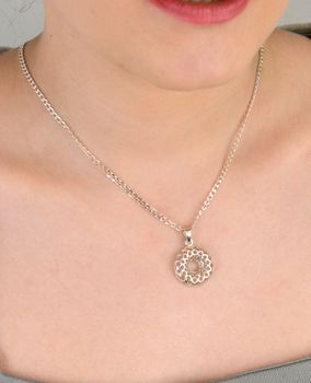 Zawieszka srebrna okrągła ażurowa próba 925, DIA-ZAW-9382-925 Elegancka zawieszka srebrna o okrągłym kształcie, ozdobiona ażurowym wzorem, wykonana ze srebra próby 925, (2).JPG
