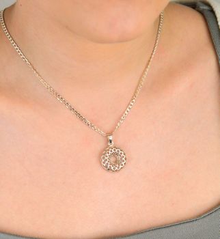 Zawieszka srebrna okrągła ażurowa próba 925, DIA-ZAW-9382-925 Elegancka zawieszka srebrna o okrągłym kształcie, ozdobiona ażurowym wzorem, wykonana ze srebra próby 925, (3).JPG