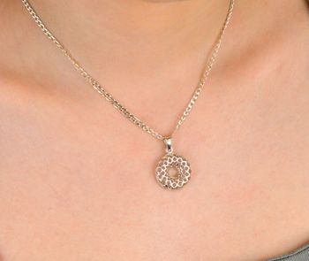 Zawieszka srebrna okrągła ażurowa próba 925, DIA-ZAW-9382-925 Elegancka zawieszka srebrna o okrągłym kształcie, ozdobiona ażurowym wzorem, wykonana ze srebra próby 925, (5).JPG