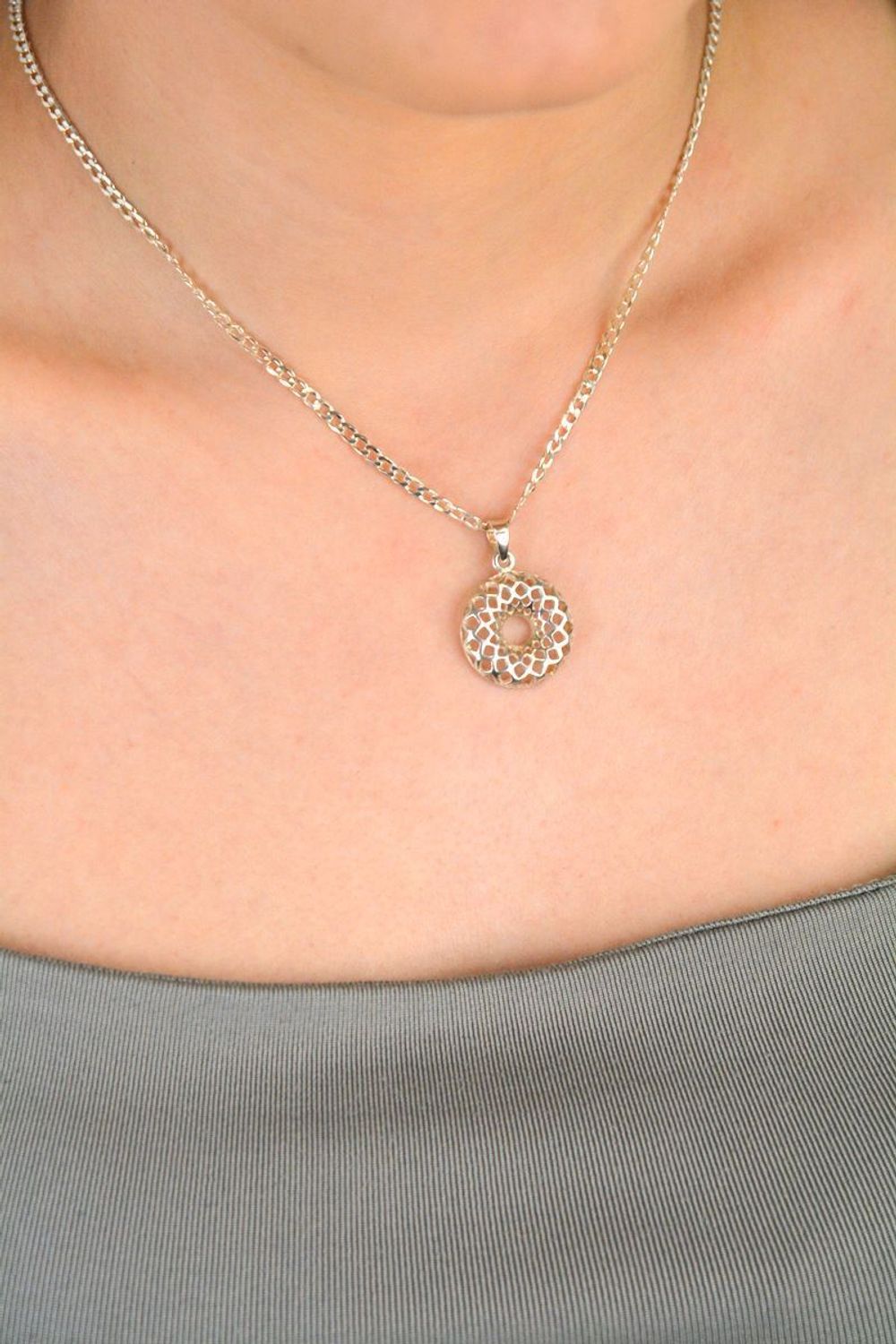 Zawieszka srebrna okrągła ażurowa próba 925, DIA-ZAW-9382-925 Elegancka zawieszka srebrna o okrągłym kształcie, ozdobiona ażurowym wzorem, wykonana ze srebra próby 925, 1.jpg