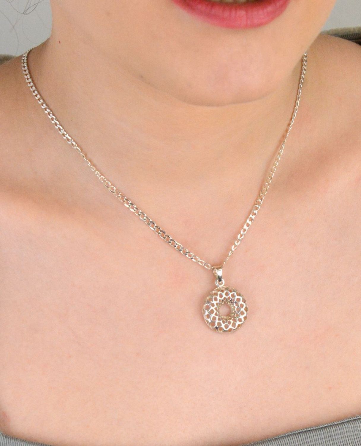 Zawieszka srebrna okrągła ażurowa próba 925, DIA-ZAW-9382-925 Elegancka zawieszka srebrna o okrągłym kształcie, ozdobiona ażurowym wzorem, wykonana ze srebra próby 925, 1.jpg