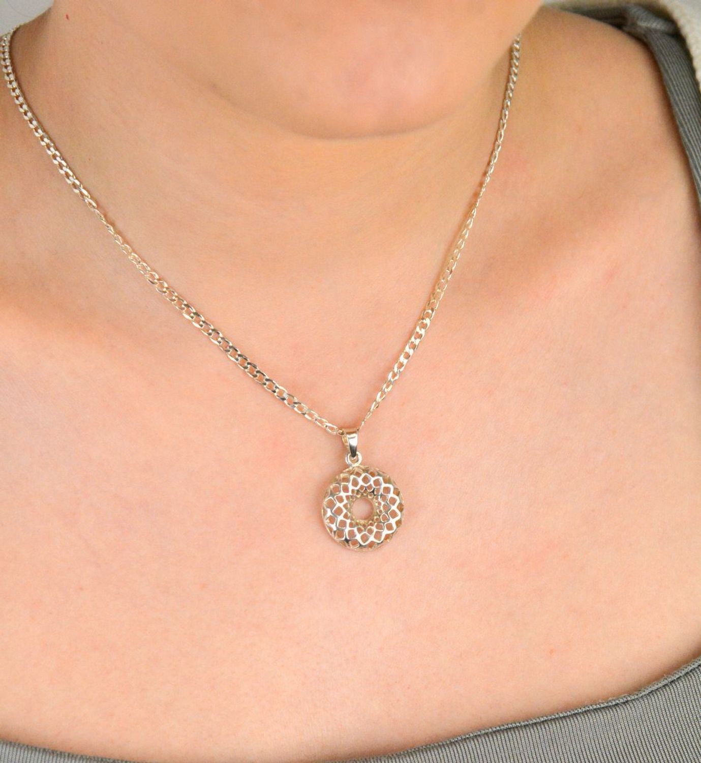 Zawieszka srebrna okrągła ażurowa próba 925, DIA-ZAW-9382-925 Elegancka zawieszka srebrna o okrągłym kształcie, ozdobiona ażurowym wzorem, wykonana ze srebra próby 925, 1.jpg