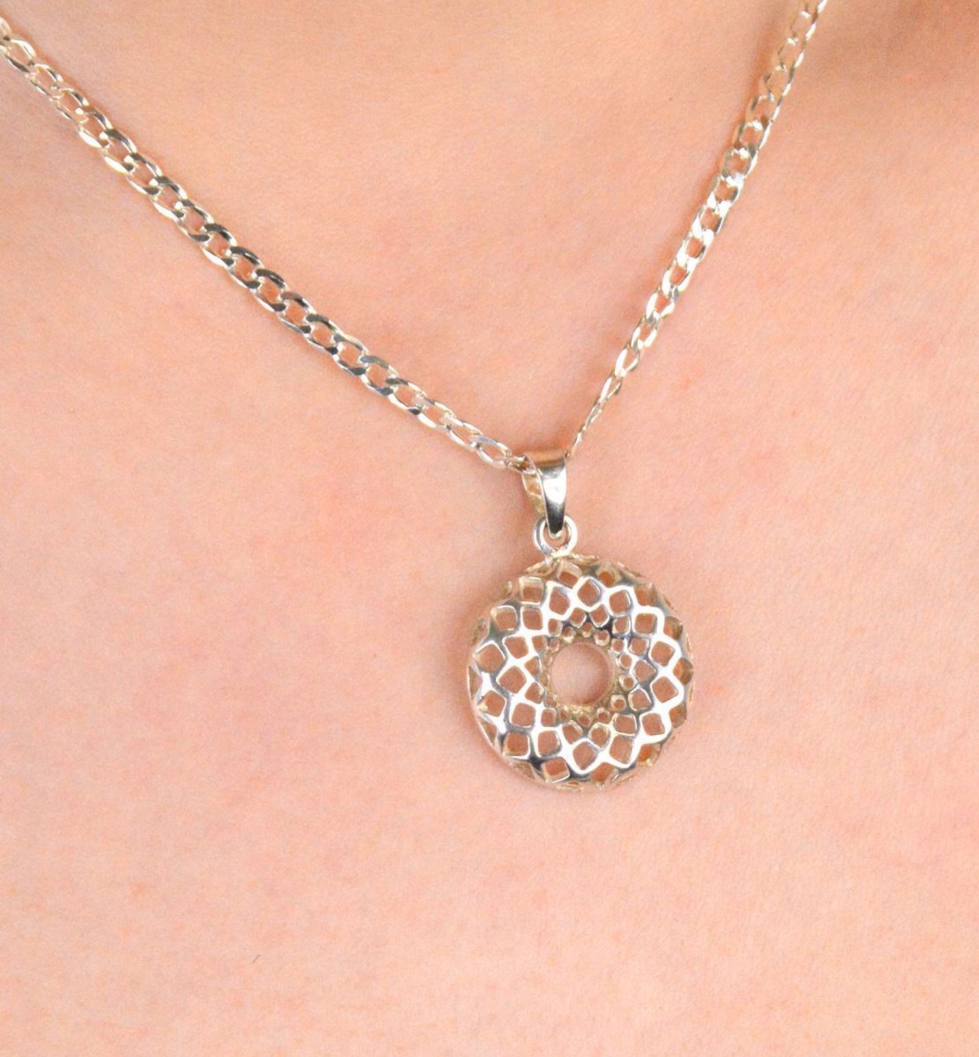 Zawieszka srebrna okrągła ażurowa próba 925, DIA-ZAW-9382-925 Elegancka zawieszka srebrna o okrągłym kształcie, ozdobiona ażurowym wzorem, wykonana ze srebra próby 925, 1.jpg