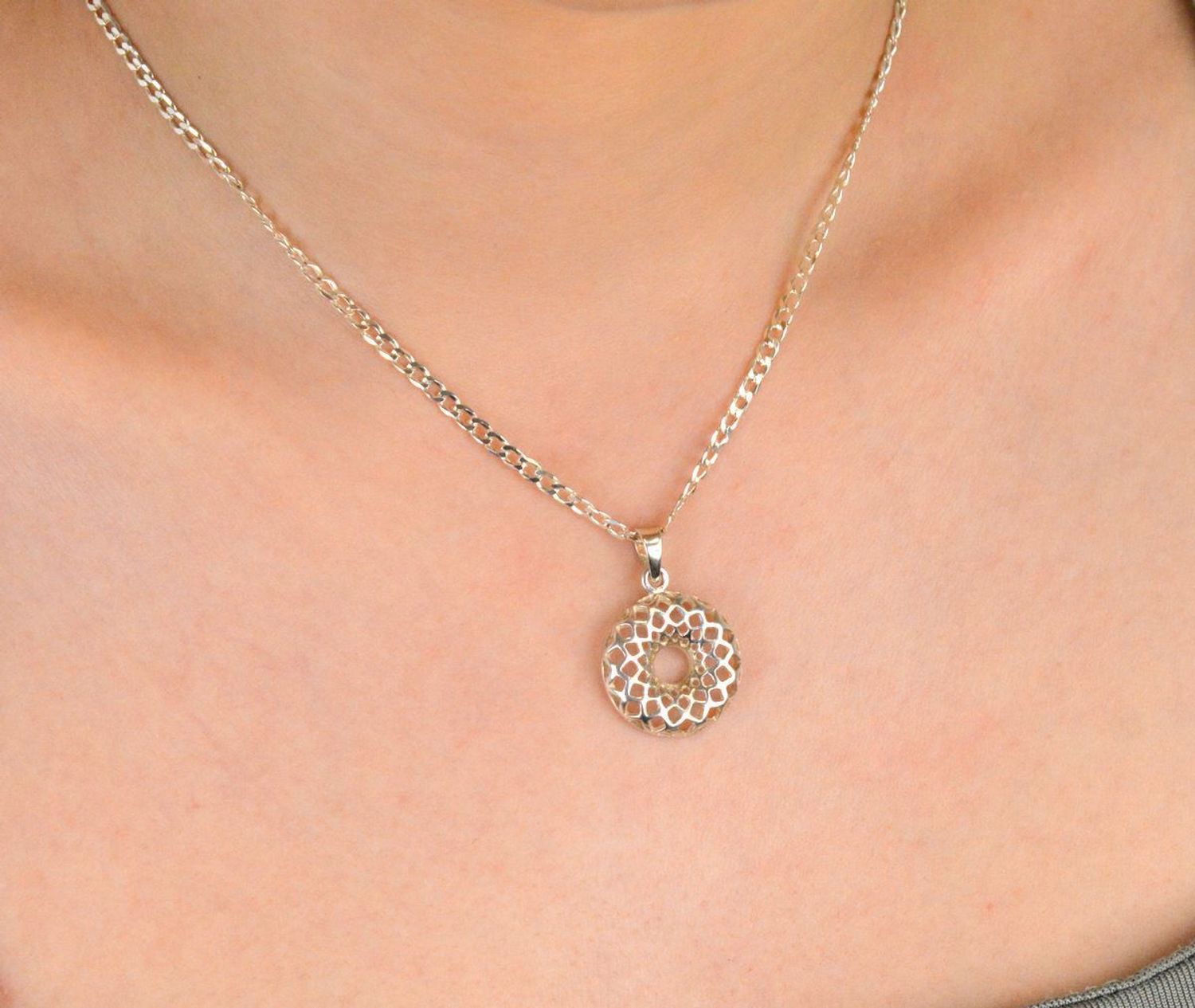 Zawieszka srebrna okrągła ażurowa próba 925, DIA-ZAW-9382-925 Elegancka zawieszka srebrna o okrągłym kształcie, ozdobiona ażurowym wzorem, wykonana ze srebra próby 925, 1.jpg