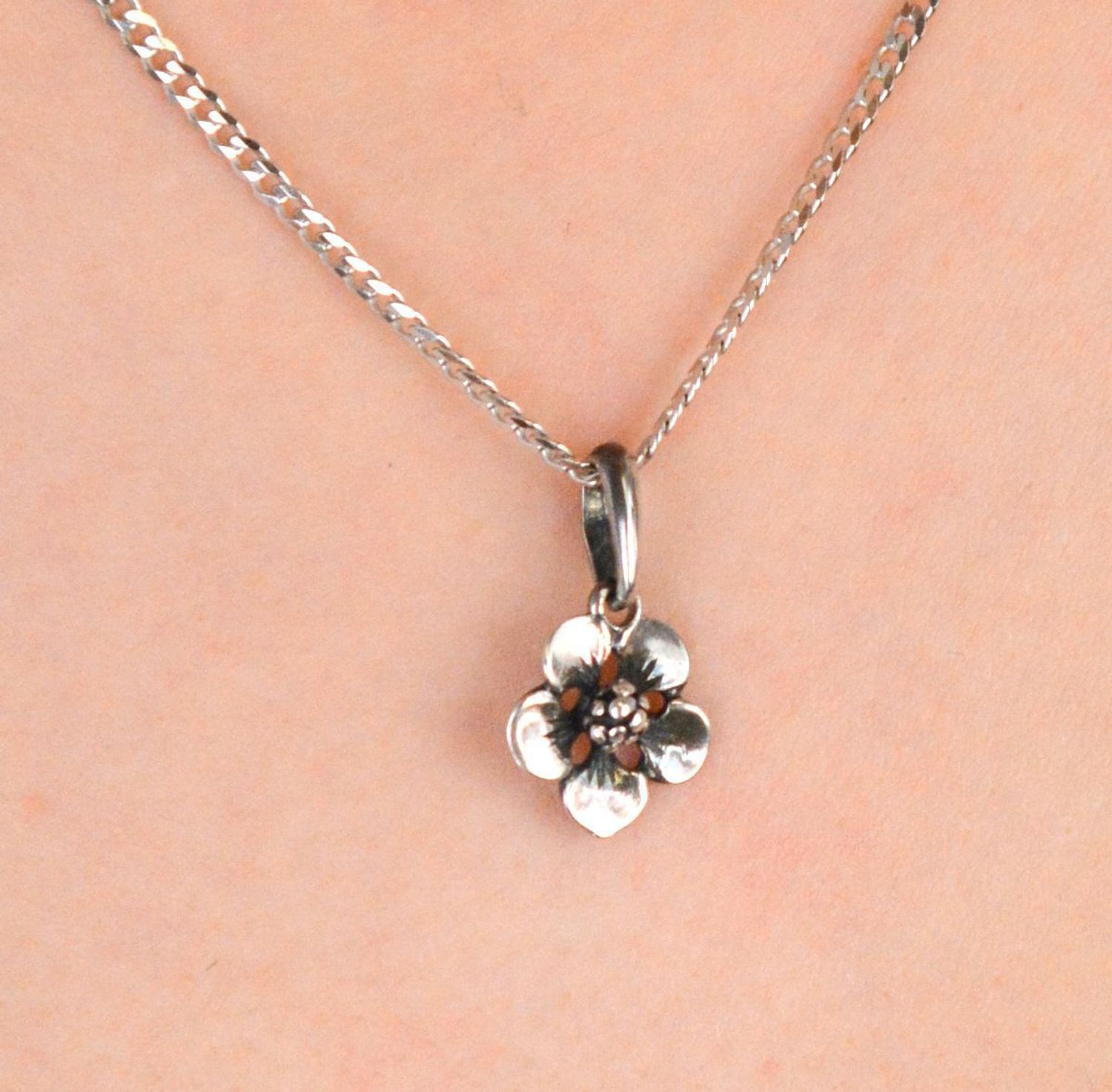 Zawieszka damska srebrna próba 925, kwiatek DIA-ZAW-9386-925 Zawieszka w kształcie kwiatka, wykonana ze srebra próby 925, to uroczy i delikatny dodatek, który doskonale dopełni 1.jpg