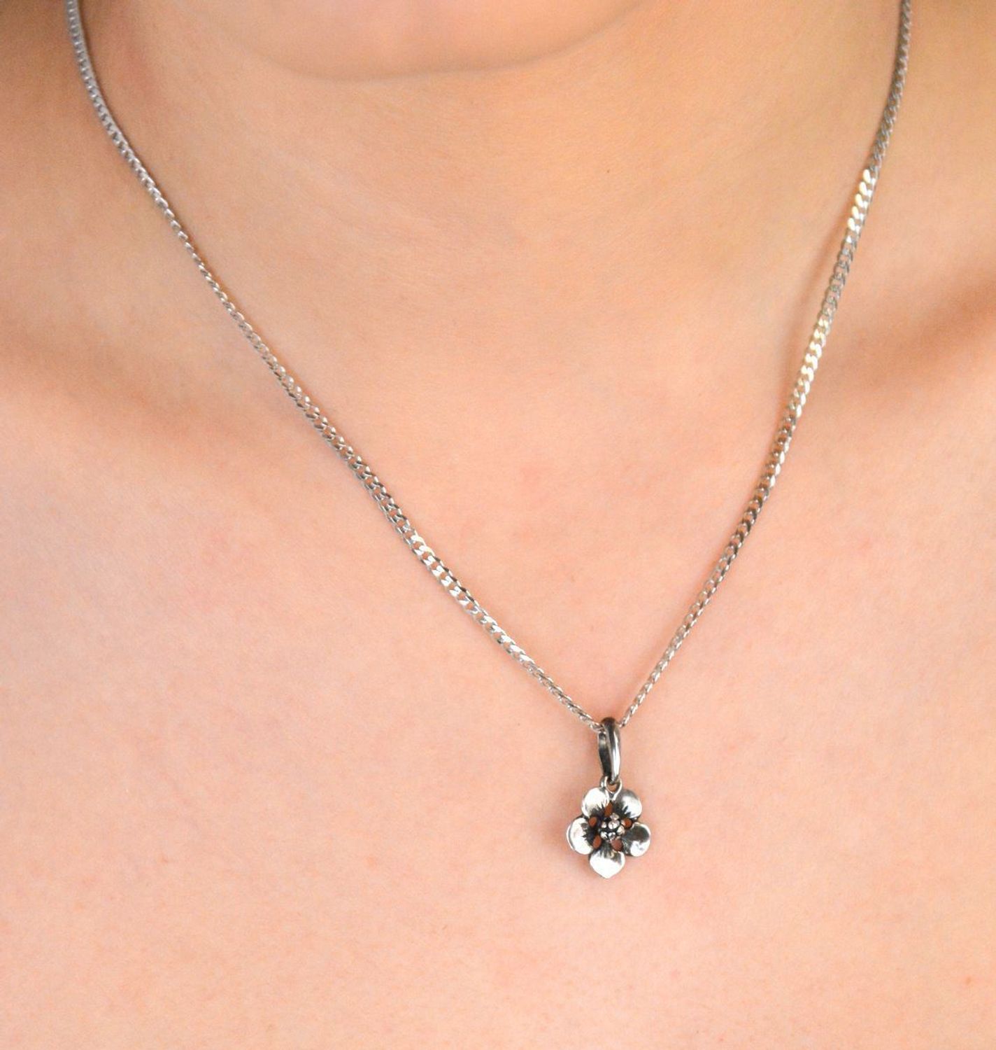 Zawieszka damska srebrna próba 925, kwiatek DIA-ZAW-9386-925 Zawieszka w kształcie kwiatka, wykonana ze srebra próby 925, to uroczy i delikatny dodatek, który doskonale dopełni 1.jpg