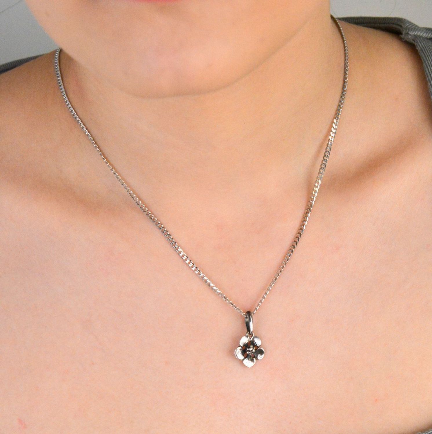 Zawieszka damska srebrna próba 925, kwiatek DIA-ZAW-9386-925 Zawieszka w kształcie kwiatka, wykonana ze srebra próby 925, to uroczy i delikatny dodatek, który doskonale dopełni 1.jpg