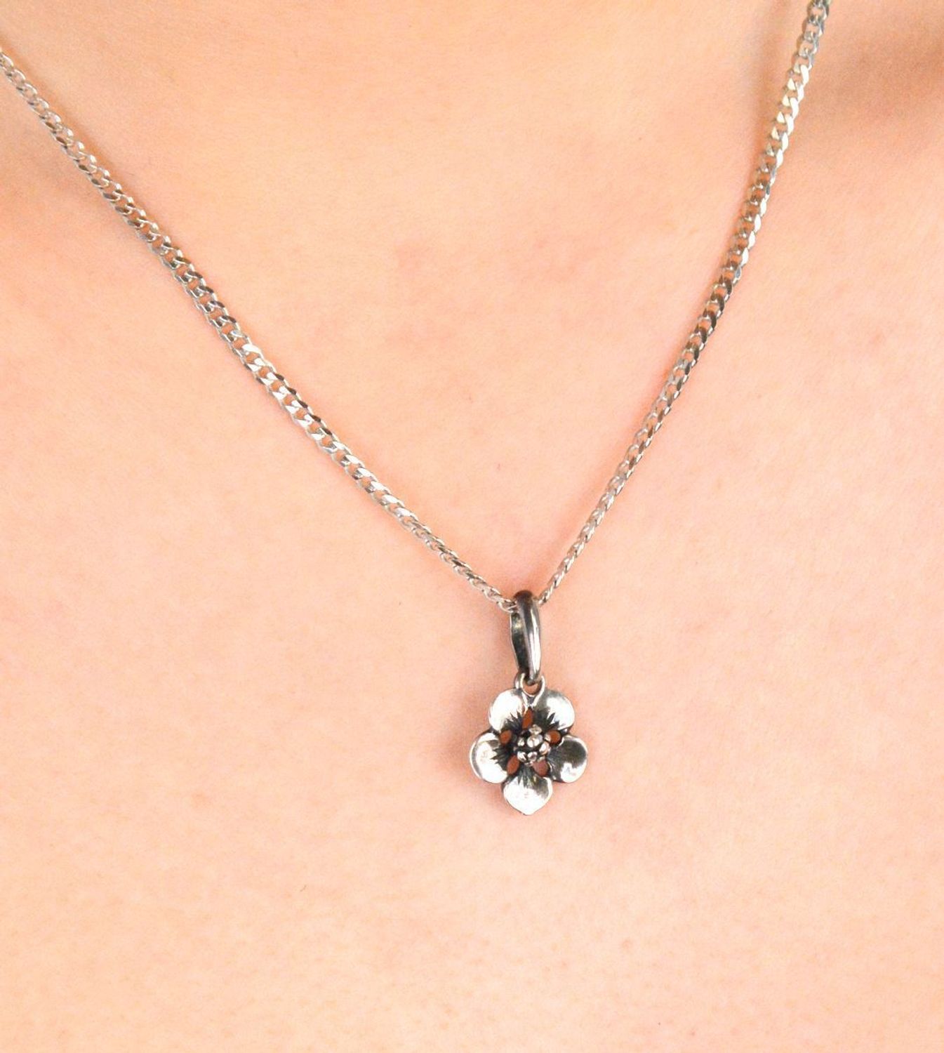 Zawieszka damska srebrna próba 925, kwiatek DIA-ZAW-9386-925 Zawieszka w kształcie kwiatka, wykonana ze srebra próby 925, to uroczy i delikatny dodatek, który doskonale dopełni 1.jpg