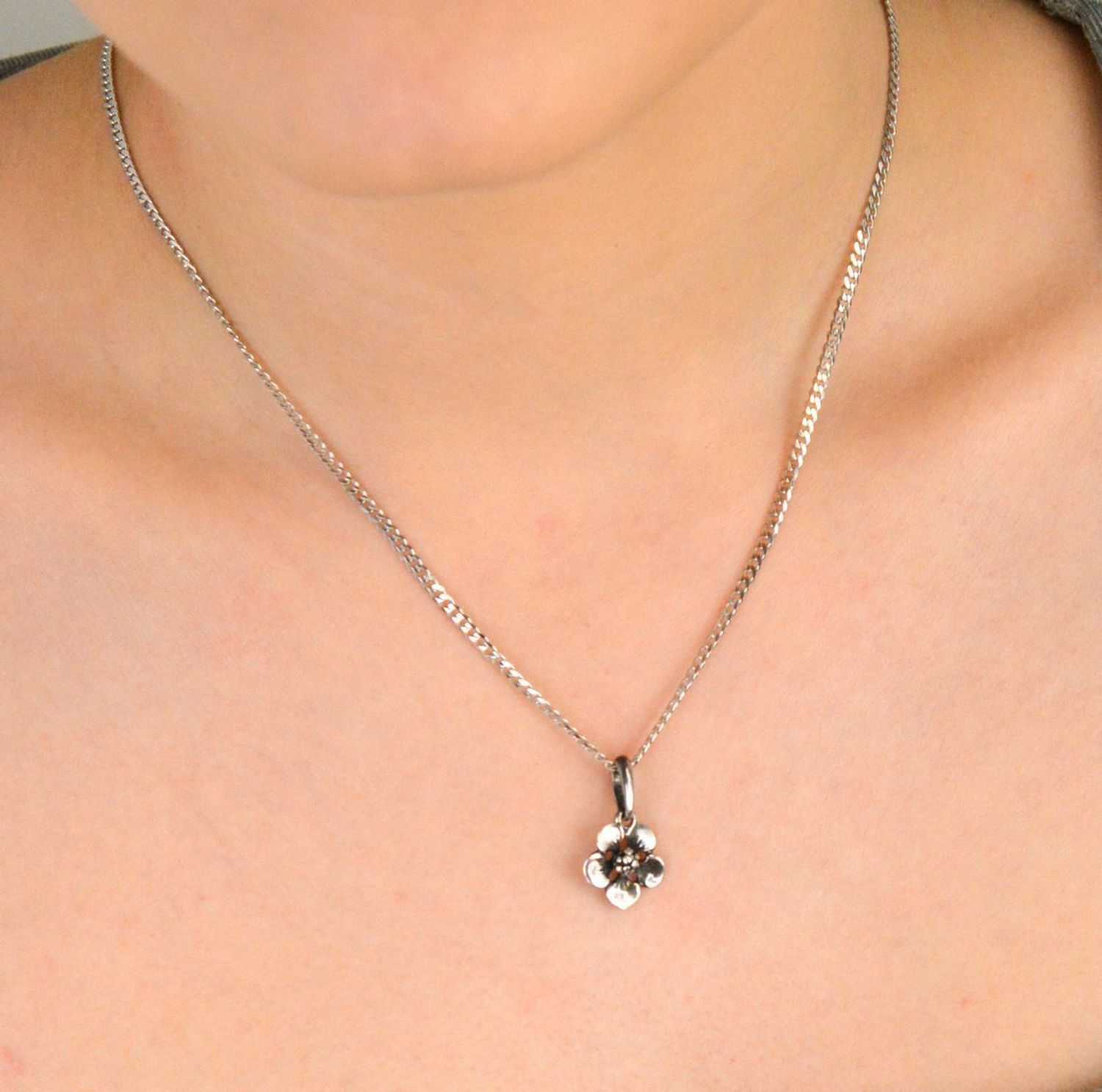 Zawieszka damska srebrna próba 925, kwiatek DIA-ZAW-9386-925 Zawieszka w kształcie kwiatka, wykonana ze srebra próby 925, to uroczy i delikatny dodatek, który doskonale dopełni 1.jpg