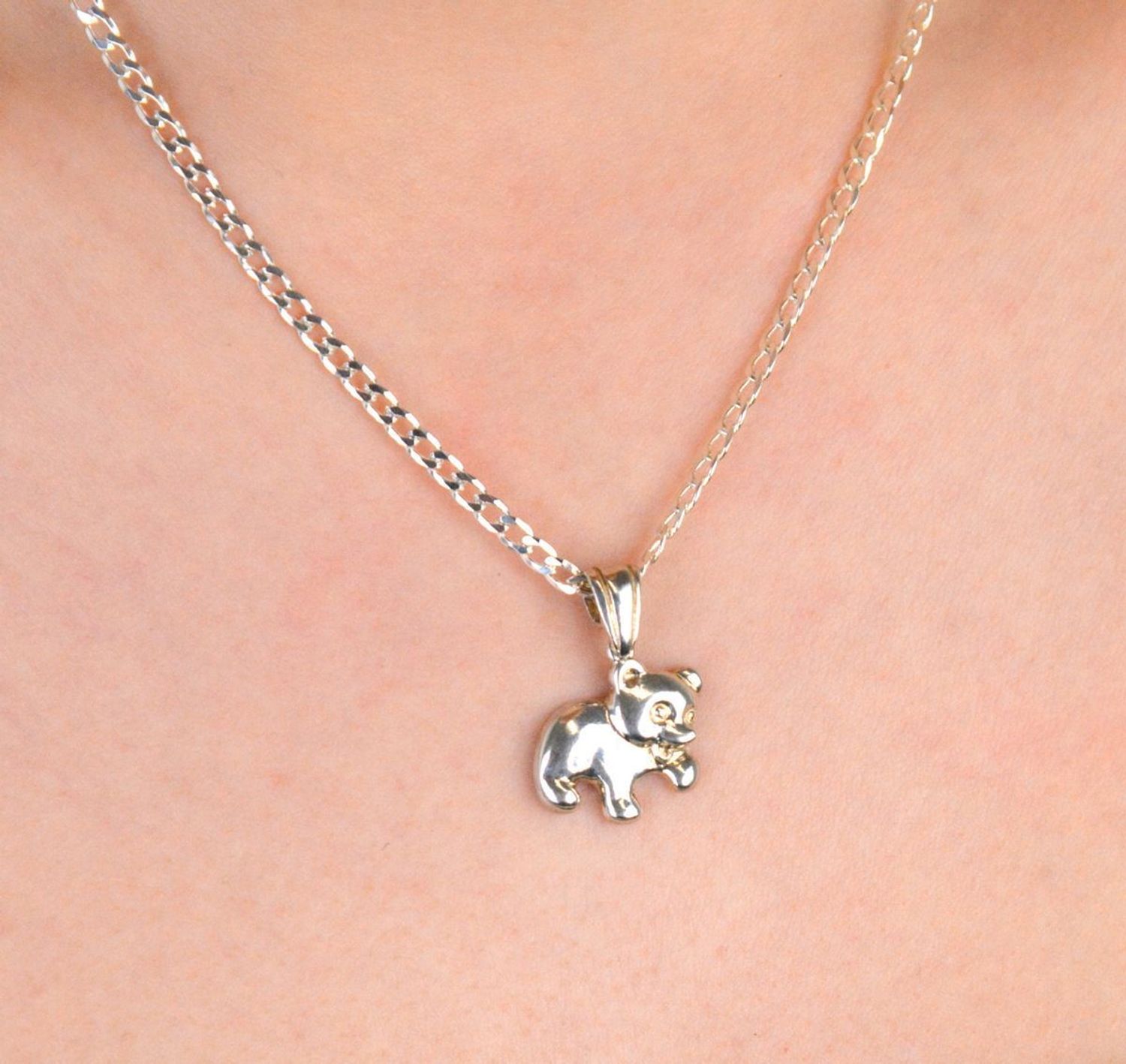 Zawieszka srebrna miś próba 925, DIA-ZAW-9387-925 Urocza zawieszka srebrna w kształcie misia, wykonana z wysokiej jakości srebra próby 925, 1.jpg