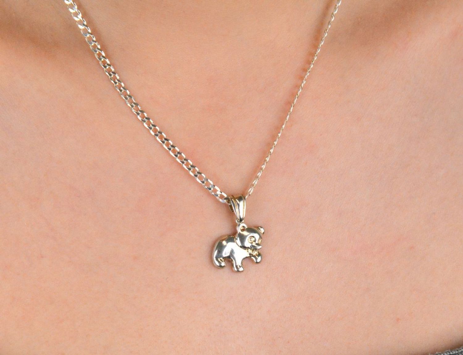 Zawieszka srebrna miś próba 925, DIA-ZAW-9387-925 Urocza zawieszka srebrna w kształcie misia, wykonana z wysokiej jakości srebra próby 925, 1.jpg