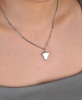 Zawieszka srebrna gładki aniołek próba 925, DIA-ZAW-9388-925 Zawieszka w kształcie aniołka, wykonana ze srebra próby 925, to wyjątkowy dodatek, który z pewnością przypadnie do gustu osobom (1).JPG
