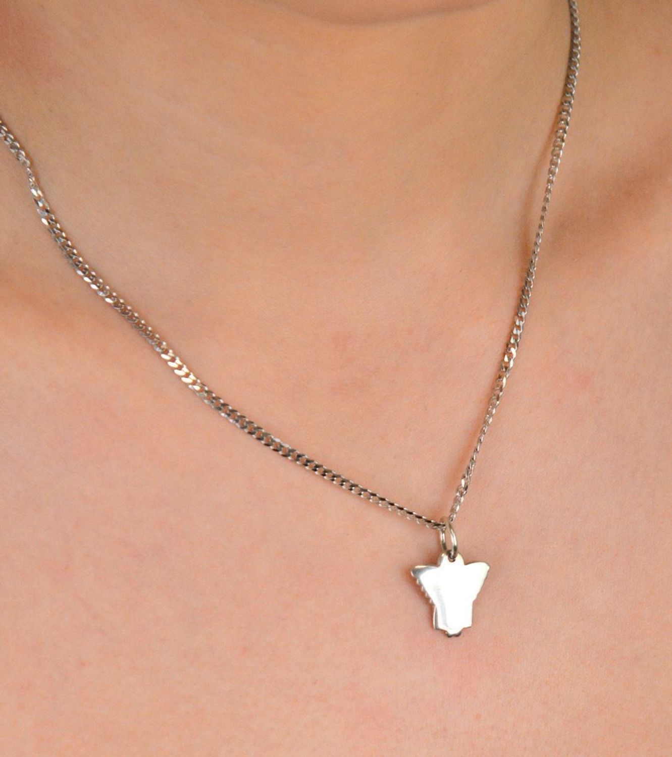 Zawieszka srebrna aniołek próba 925, DIA-ZAW-9388-925 Zawieszka w kształcie aniołka, wykonana ze srebra próby 925, to wyjątkowy dodatek, który z pewnością przypadnie do gustu osobom.jpg