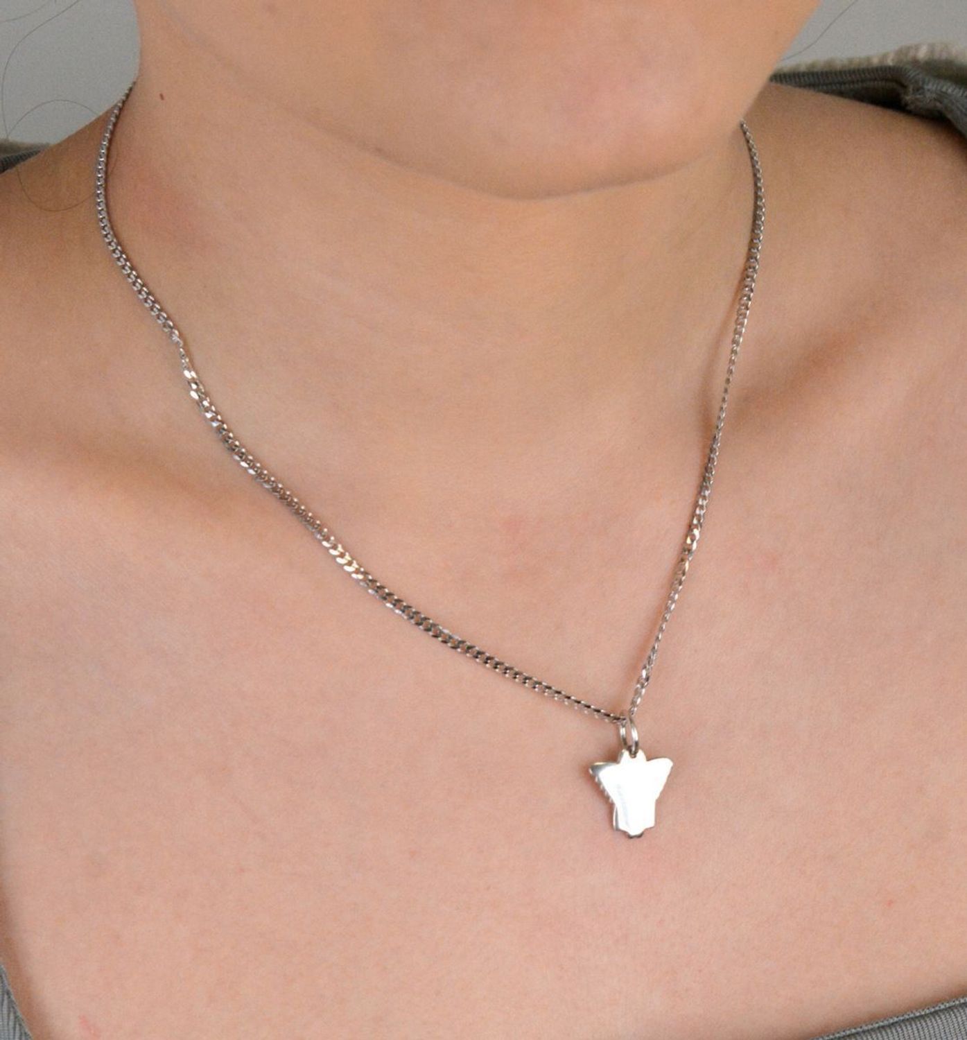 Zawieszka srebrna aniołek próba 925, DIA-ZAW-9388-925 Zawieszka w kształcie aniołka, wykonana ze srebra próby 925, to wyjątkowy dodatek, który z pewnością przypadnie do gustu osobom.jpg