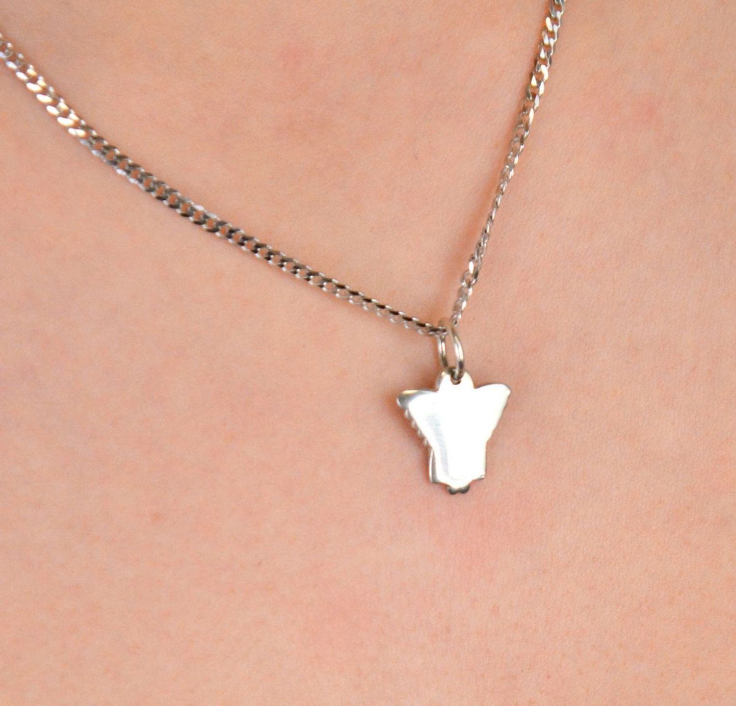 Zawieszka srebrna aniołek próba 925, DIA-ZAW-9388-925 Zawieszka w kształcie aniołka, wykonana ze srebra próby 925, to wyjątkowy dodatek, który z pewnością przypadnie do gustu osobom.jpg