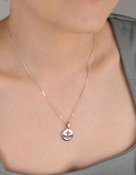 Zawieszka kotwica w kółeczku próba 925, DIA-ZAW-9390-925 Stylowa zawieszka w kształcie kotwicy umieszczonej w delikatnym kółeczku, wykonana ze srebra próby 925 (2).JPG