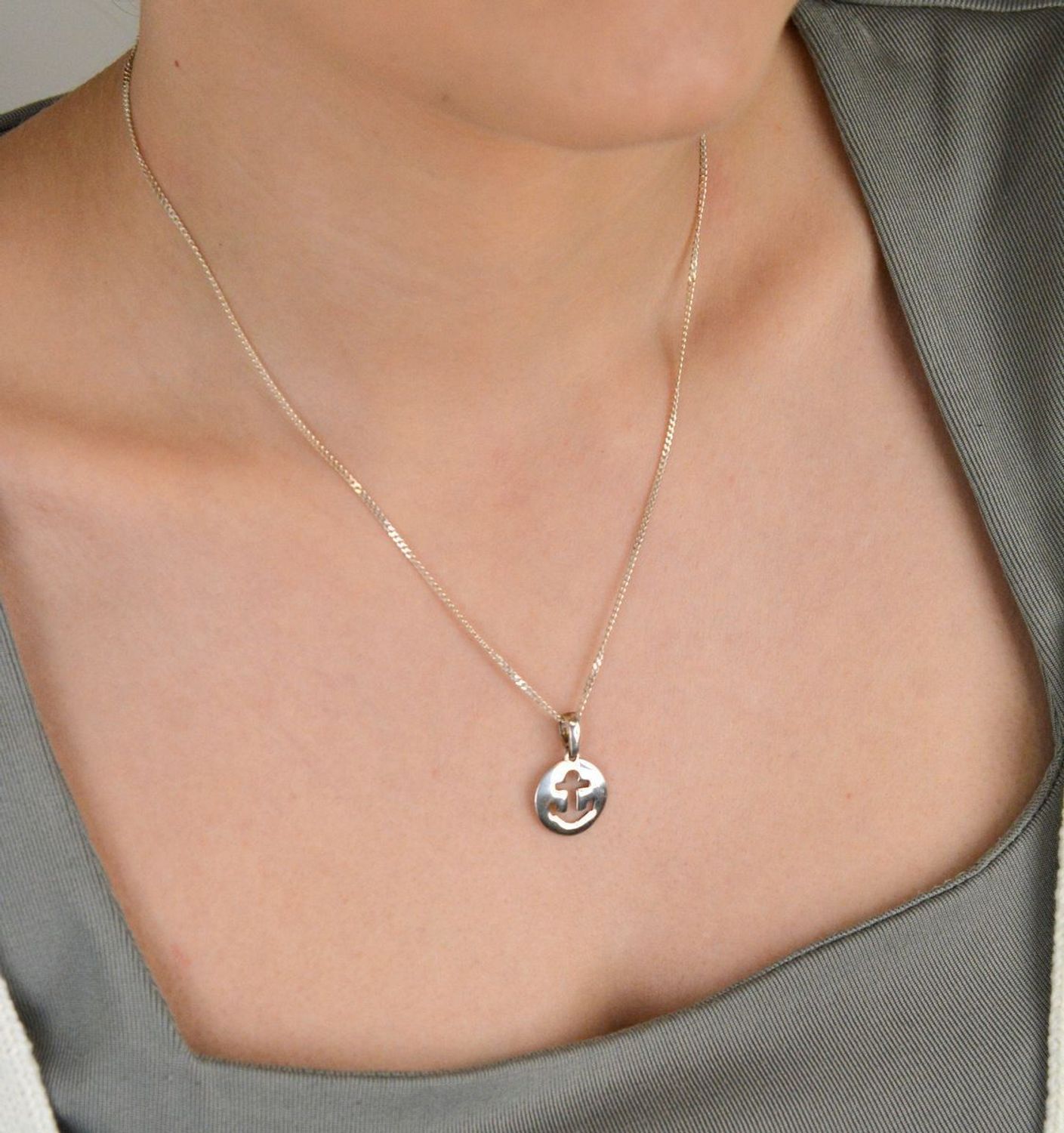 Zawieszka kotwica w kółeczku próba 925, DIA-ZAW-9390-925 Stylowa zawieszka w kształcie kotwicy umieszczonej w delikatnym kółeczku, wykonana ze srebra próby 925 1.jpg