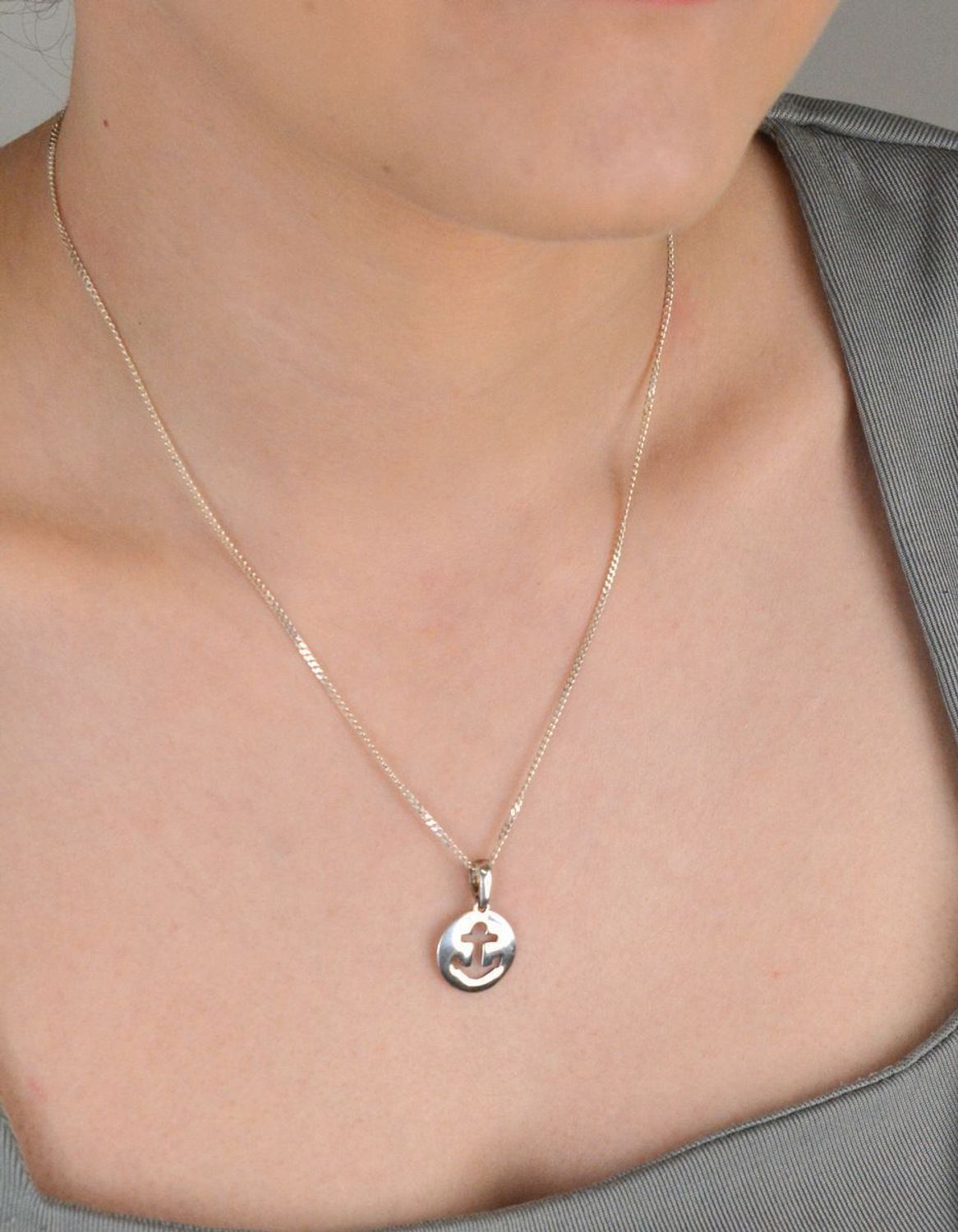 Zawieszka kotwica w kółeczku próba 925, DIA-ZAW-9390-925 Stylowa zawieszka w kształcie kotwicy umieszczonej w delikatnym kółeczku, wykonana ze srebra próby 925 1.jpg