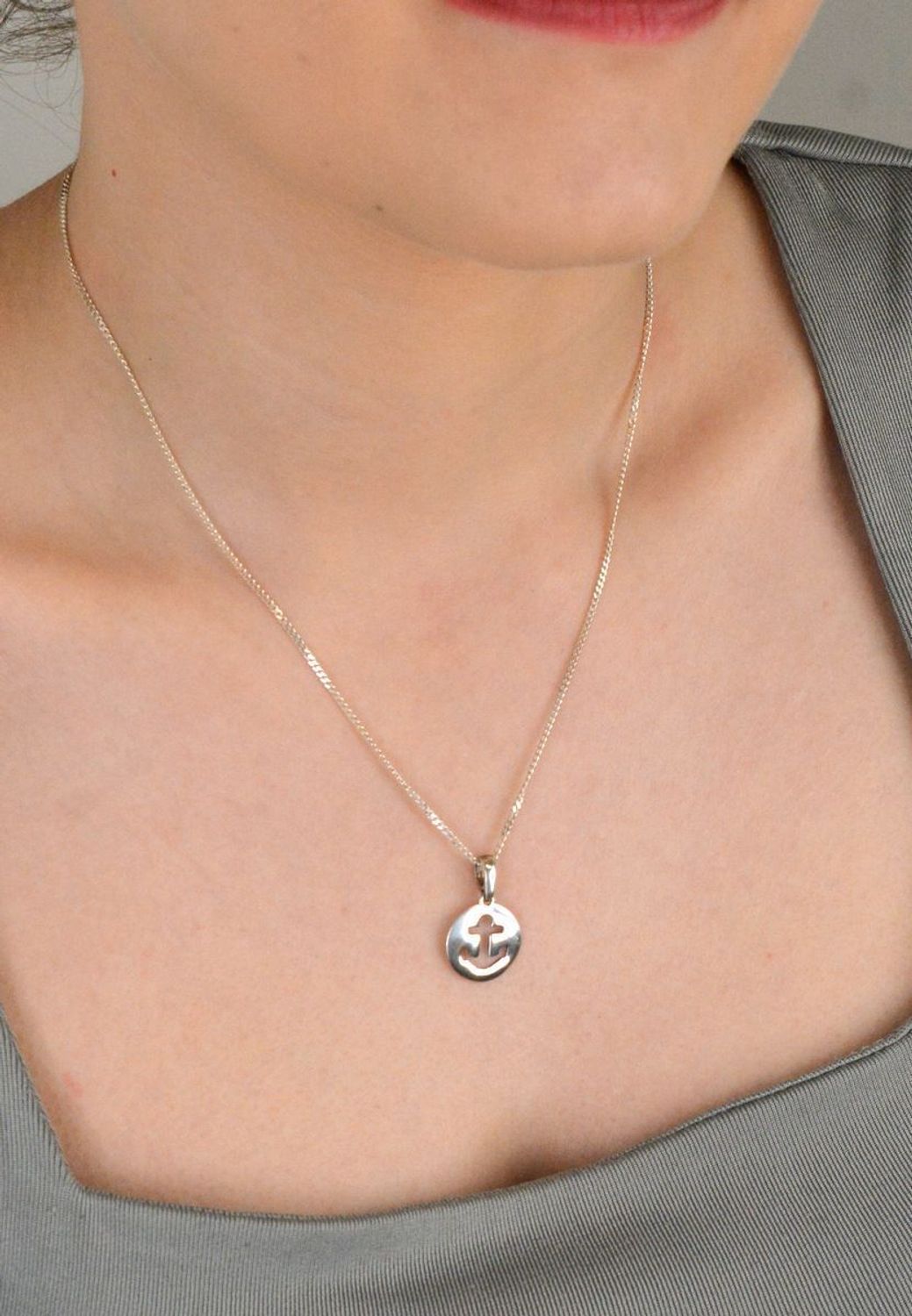 Zawieszka kotwica w kółeczku próba 925, DIA-ZAW-9390-925 Stylowa zawieszka w kształcie kotwicy umieszczonej w delikatnym kółeczku, wykonana ze srebra próby 925 1.jpg