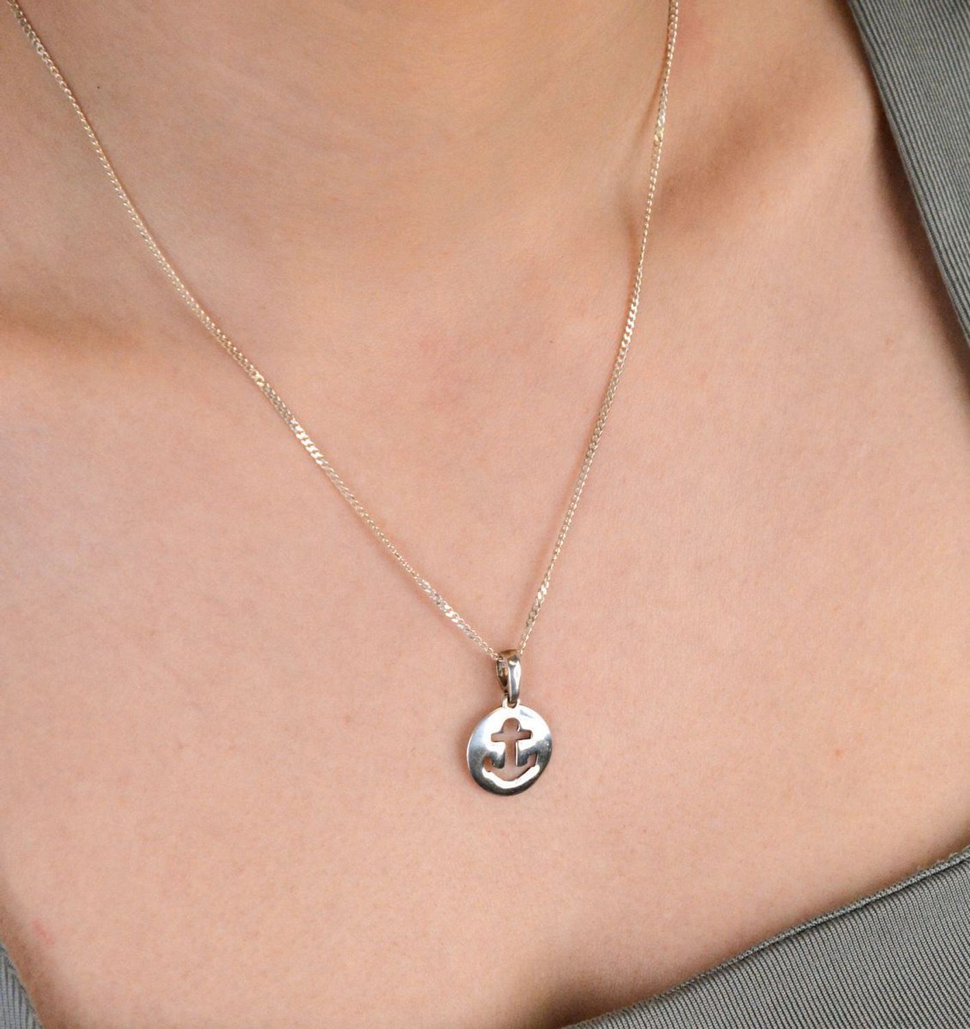 Zawieszka kotwica w kółeczku próba 925, DIA-ZAW-9390-925 Stylowa zawieszka w kształcie kotwicy umieszczonej w delikatnym kółeczku, wykonana ze srebra próby 925 1.jpg