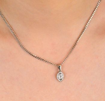 Zawieszka srebrna łezka z cyrkoniami próba 925, DIA-ZAW-9396-925 Subtelna, elegancka i pełna blasku – srebrna zawieszka w kształcie łezki z cyrkoniami to klasyka kobiecej biżuterii (3).JPG