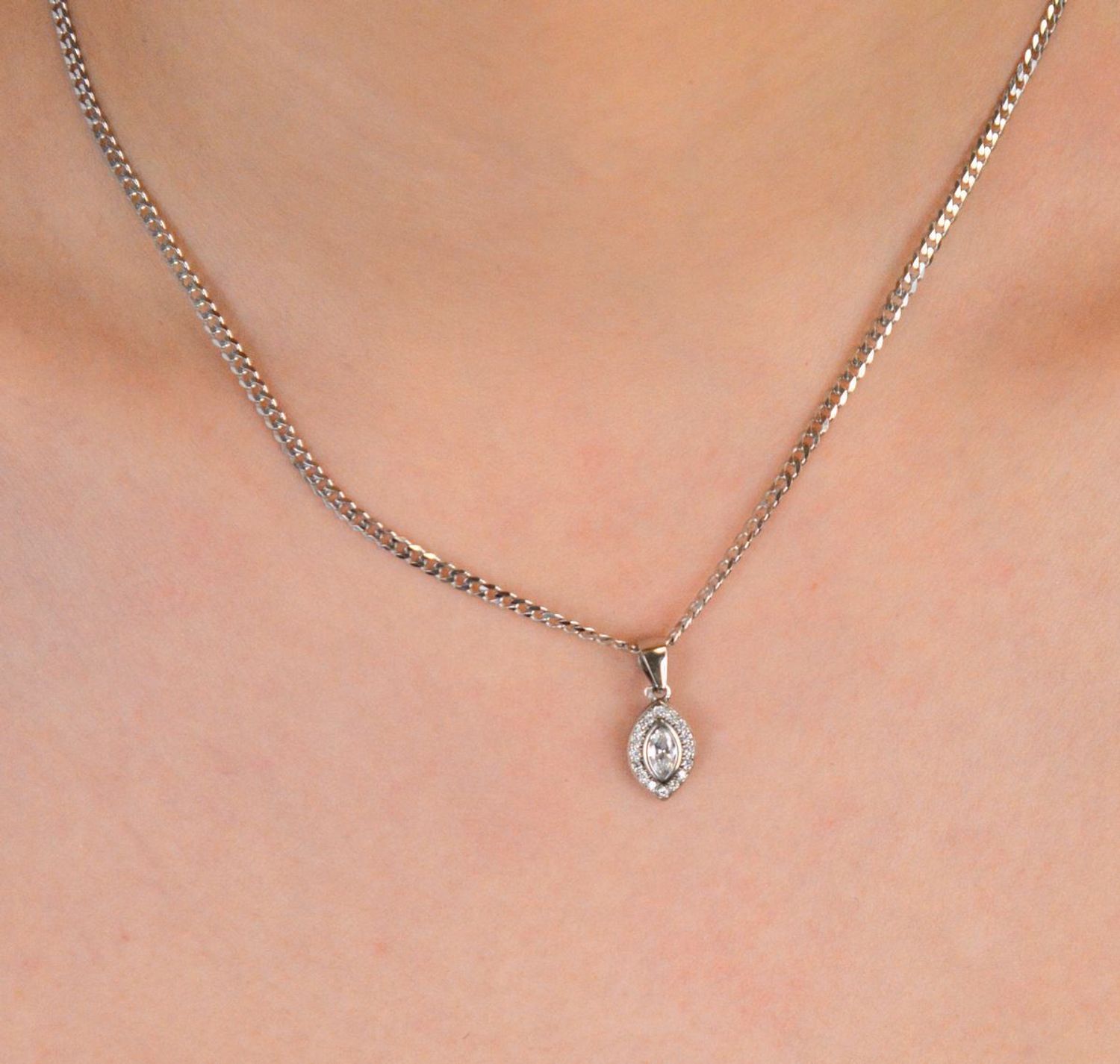 Zawieszka srebrna łezka z cyrkoniami próba 925, DIA-ZAW-9396-925 Subtelna, elegancka i pełna blasku – srebrna zawieszka w kształcie łezki z cyrkoniami to klasyka kobiecej biżuterii 1.jpg