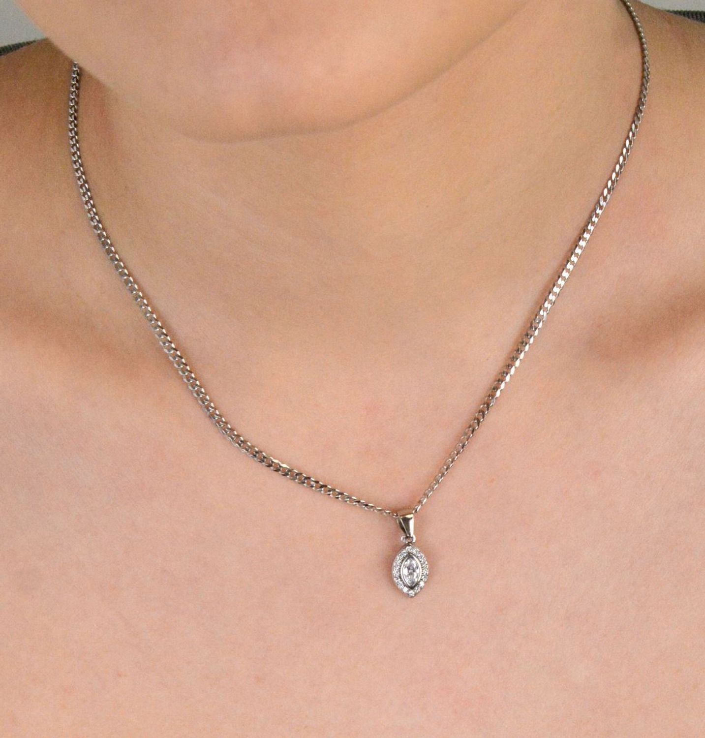 Zawieszka srebrna łezka z cyrkoniami próba 925, DIA-ZAW-9396-925 Subtelna, elegancka i pełna blasku – srebrna zawieszka w kształcie łezki z cyrkoniami to klasyka kobiecej biżuterii 1.jpg