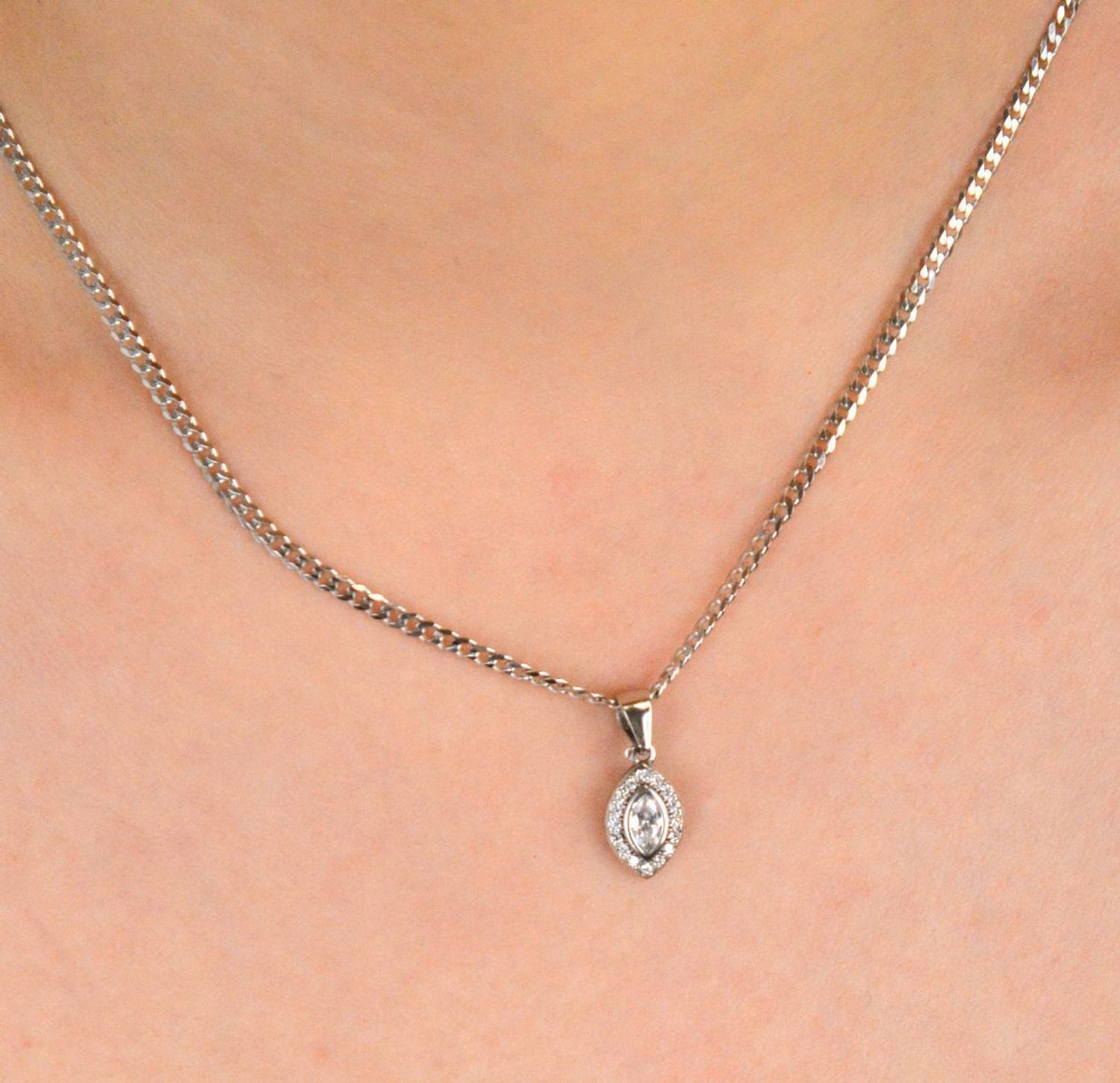 Zawieszka srebrna łezka z cyrkoniami próba 925, DIA-ZAW-9396-925 Subtelna, elegancka i pełna blasku – srebrna zawieszka w kształcie łezki z cyrkoniami to klasyka kobiecej biżuterii 1.jpg