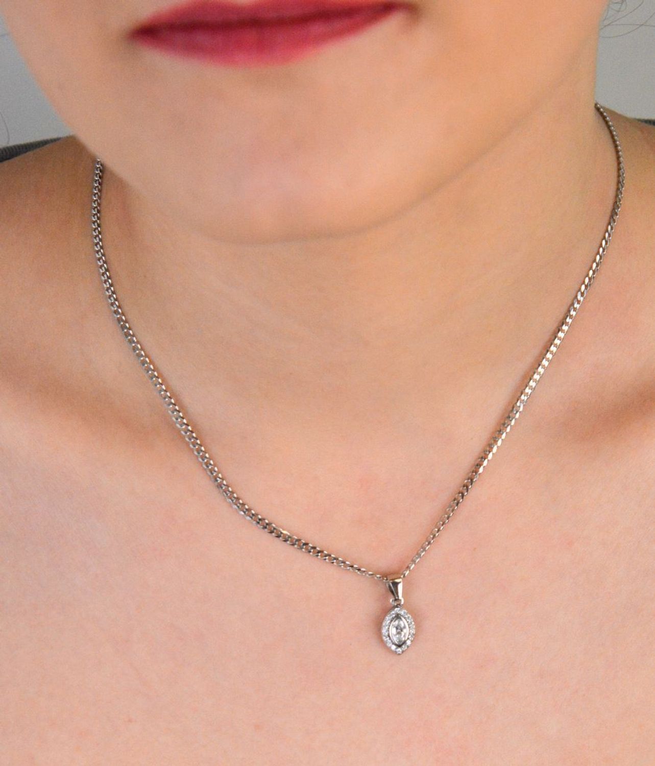 Zawieszka srebrna łezka z cyrkoniami próba 925, DIA-ZAW-9396-925 Subtelna, elegancka i pełna blasku – srebrna zawieszka w kształcie łezki z cyrkoniami to klasyka kobiecej biżuterii 1.jpg