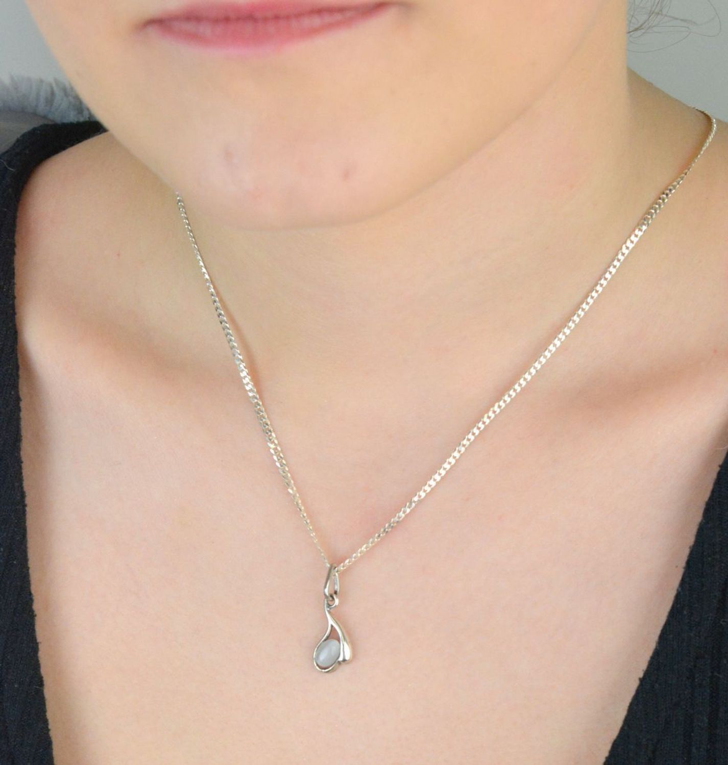 Elegancka srebrna zawieszka damska z kocim oczkiem w szarym odcieniu, wykonana z próby 925. Piękny dodatek do biżuterii. Wymiary 2,5 cm x 1,0 cm, waga 1,34 g.1.jpg