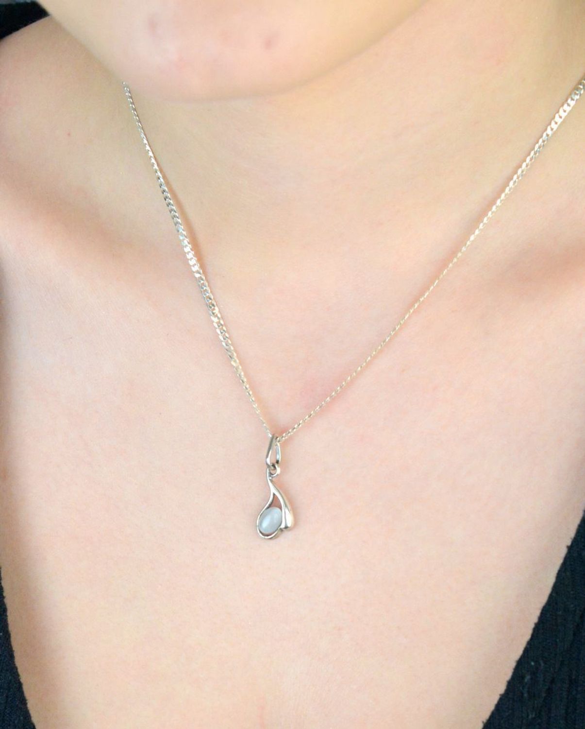 Elegancka srebrna zawieszka damska z kocim oczkiem w szarym odcieniu, wykonana z próby 925. Piękny dodatek do biżuterii. Wymiary 2,5 cm x 1,0 cm, waga 1,34 g.1.jpg