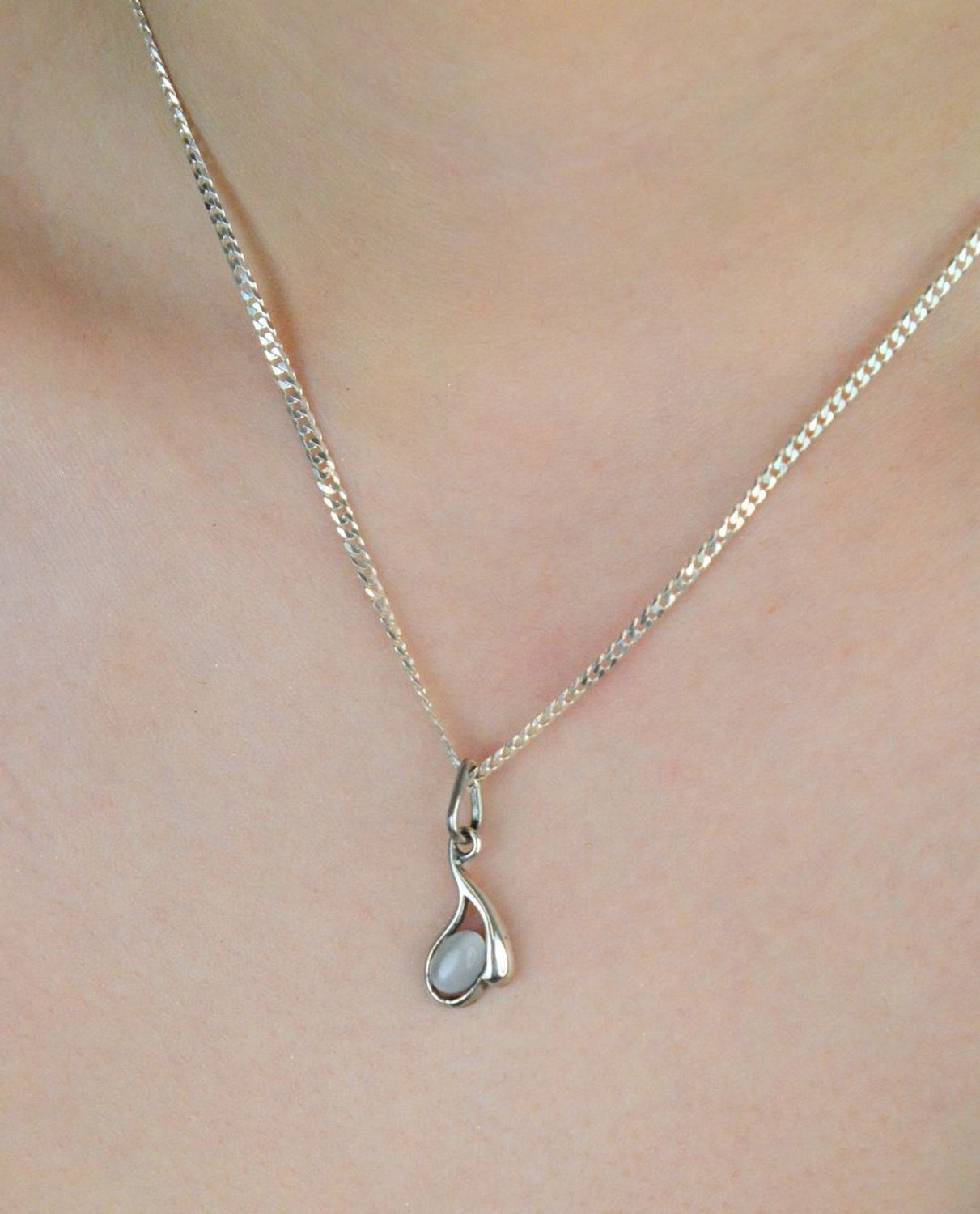 Elegancka srebrna zawieszka damska z kocim oczkiem w szarym odcieniu, wykonana z próby 925. Piękny dodatek do biżuterii. Wymiary 2,5 cm x 1,0 cm, waga 1,34 g.1.jpg