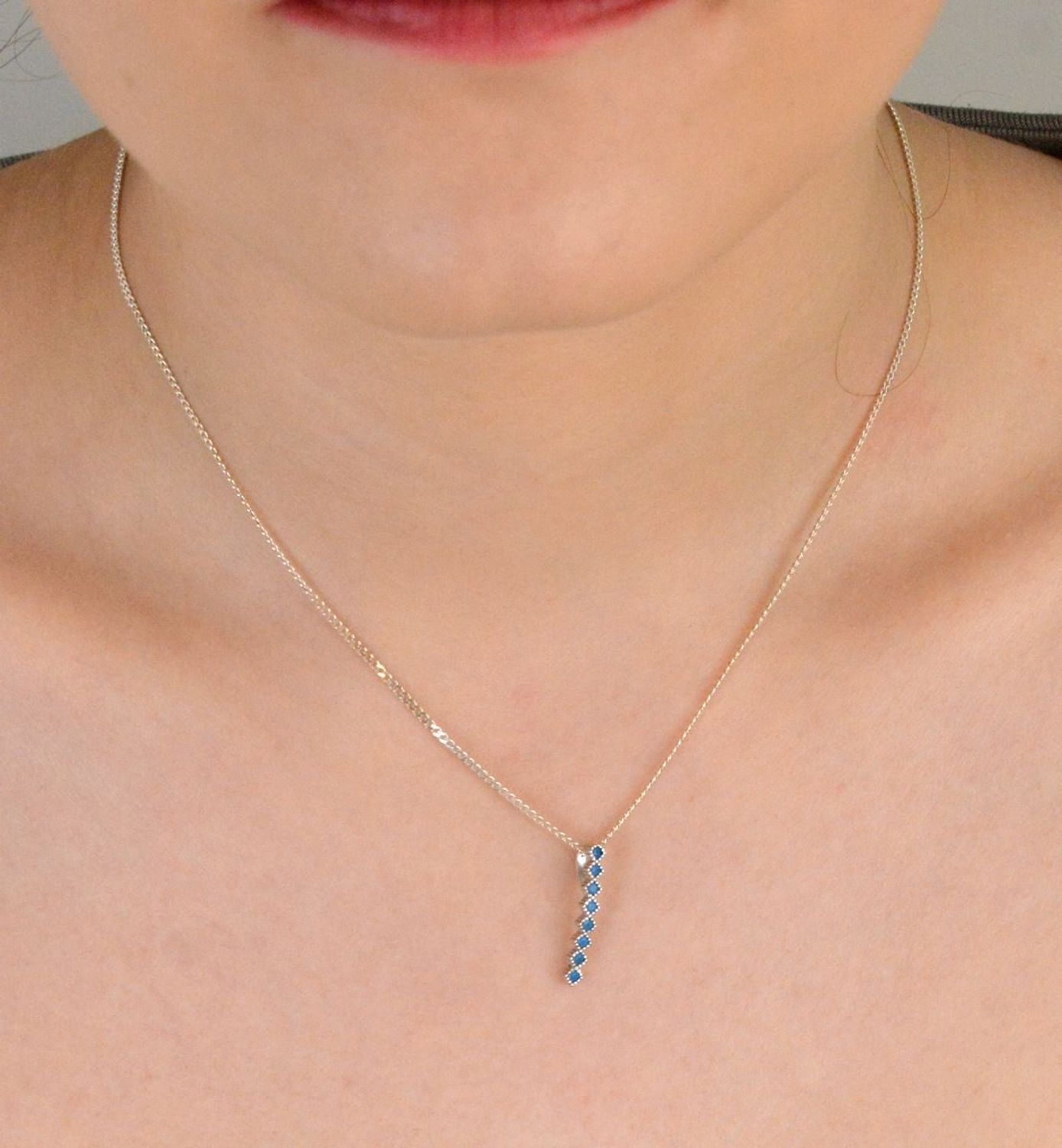 Zawieszka turkusowy patyczek próba 925, DIA-ZAW-9401-925 Nowoczesna i subtelna – zawieszka w formie turkusowego patyczka to propozycja dla kobiet 1.jpg