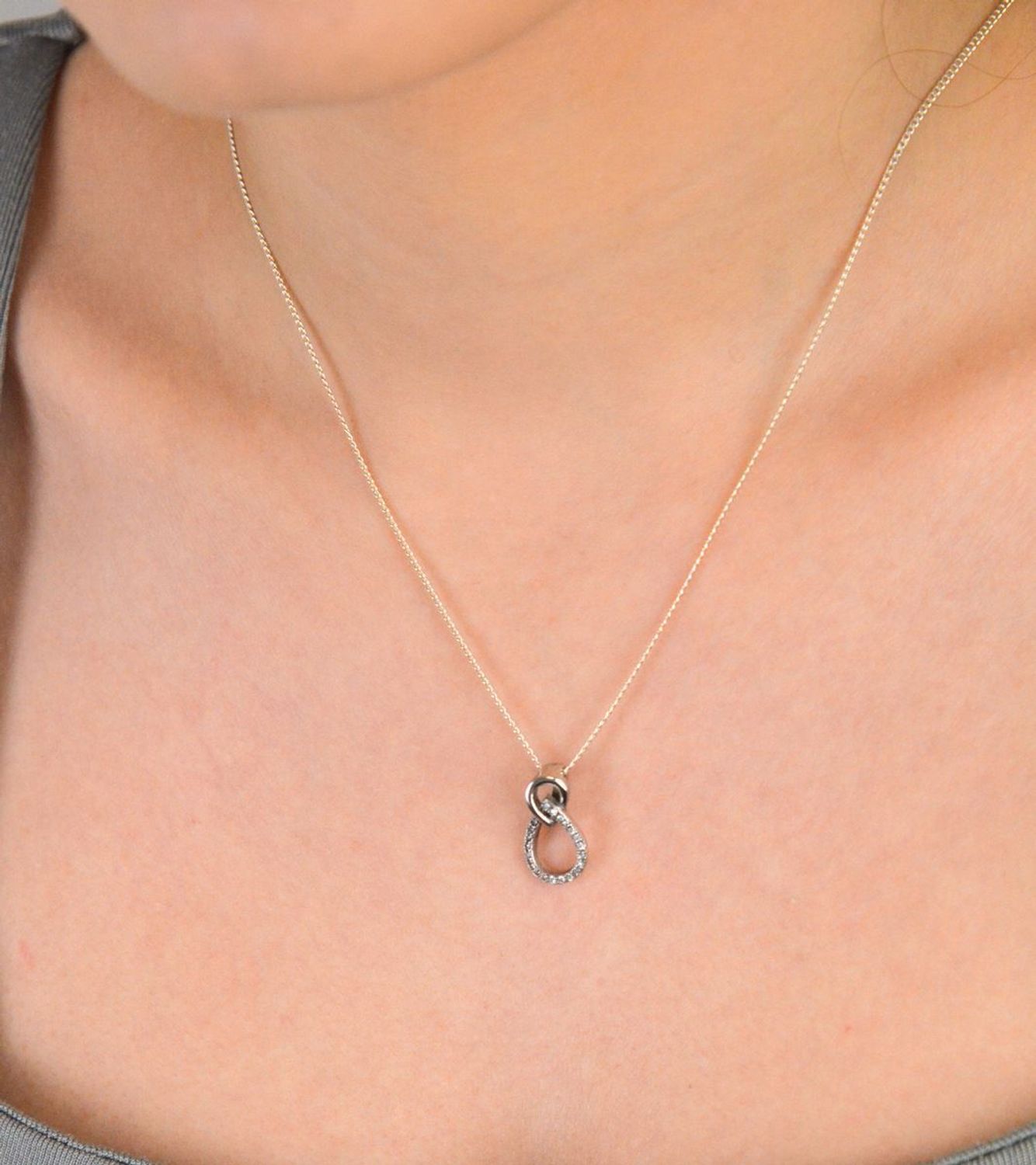 Zawieszka srebrna próba 925, łezka w cyrkonie DIA-ZAW-9402-925Subtelna i elegancka zawieszka wykonana z wysokiej jakości srebra próby 925, ozdobiona piękną cyrkonią w kształcie łezki..jpg