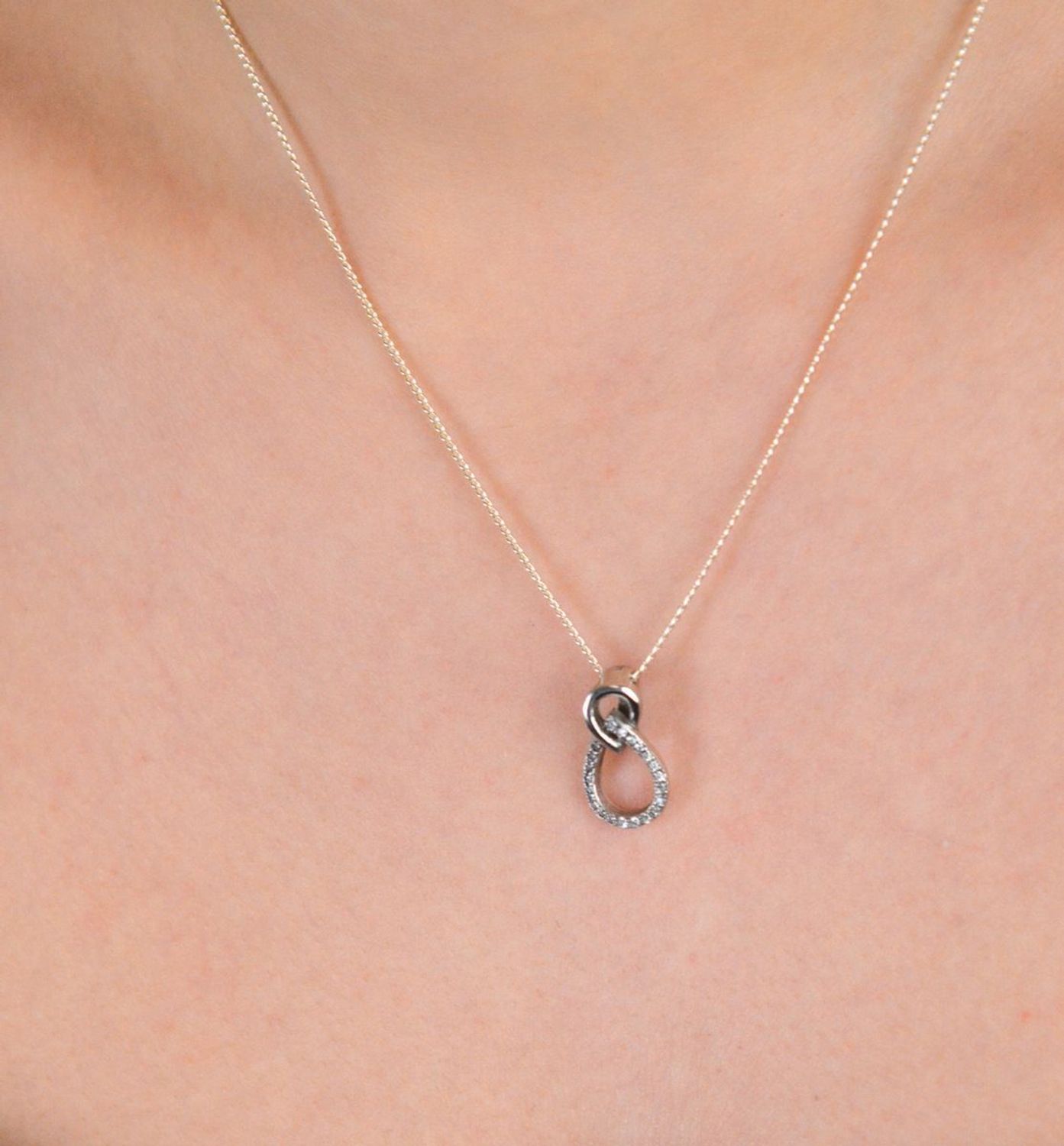 Zawieszka srebrna próba 925, łezka w cyrkonie DIA-ZAW-9402-925Subtelna i elegancka zawieszka wykonana z wysokiej jakości srebra próby 925, ozdobiona piękną cyrkonią w kształcie łezki..jpg