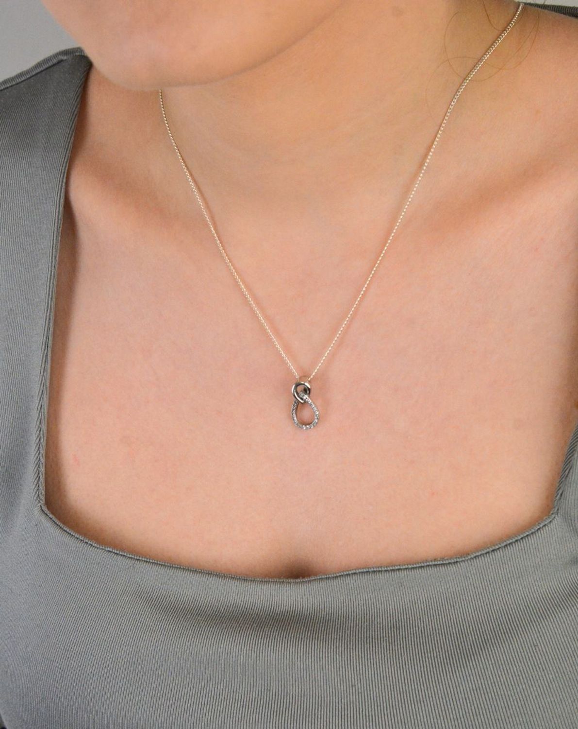 Zawieszka srebrna próba 925, łezka w cyrkonie DIA-ZAW-9402-925Subtelna i elegancka zawieszka wykonana z wysokiej jakości srebra próby 925, ozdobiona piękną cyrkonią w kształcie łezki..jpg